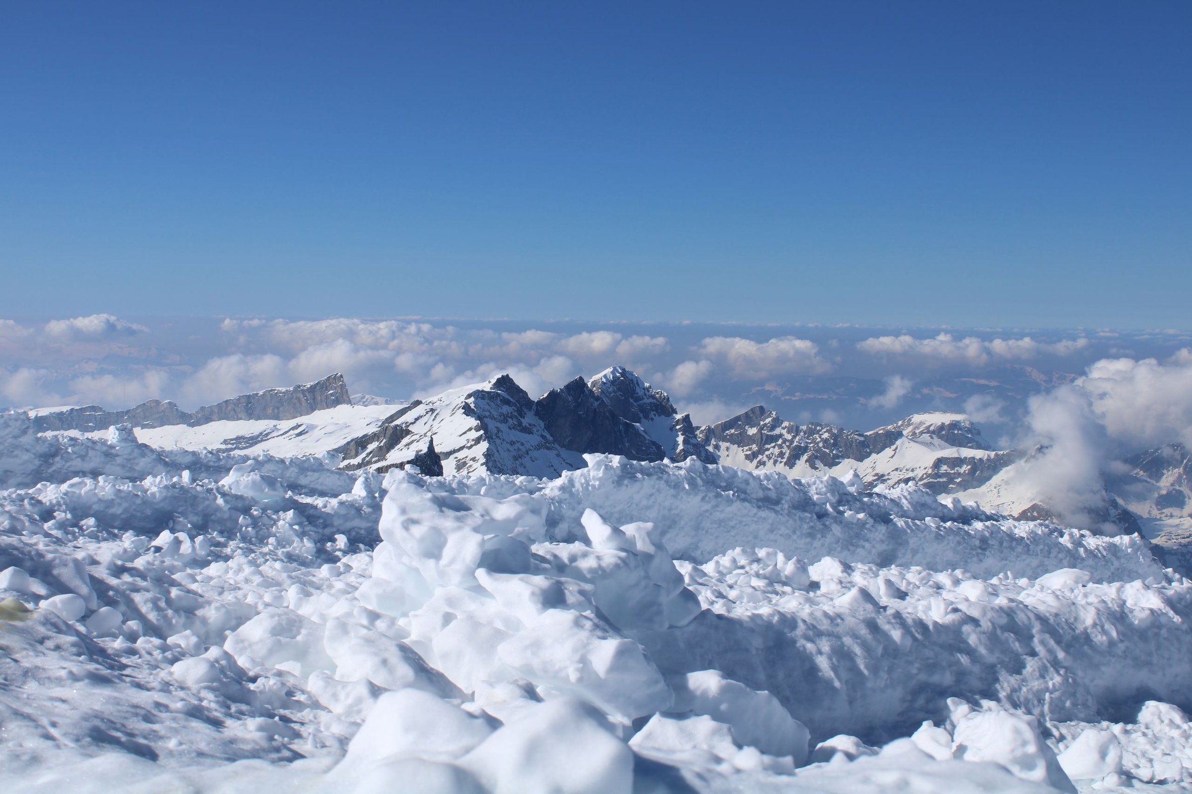 Puncak bersalju Mount Titlis di Swiss