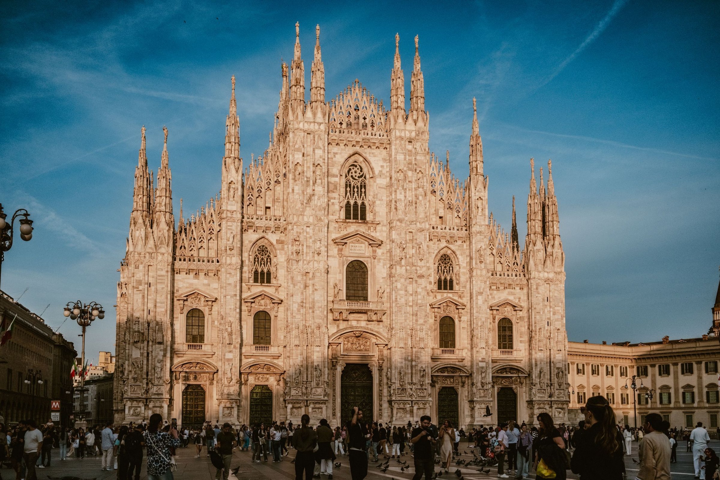 Dewi & Teman Kuliah: Foto di depan Duomo Milan sore hari, baru keluar dari Galleria Vittorio Emanuele II.