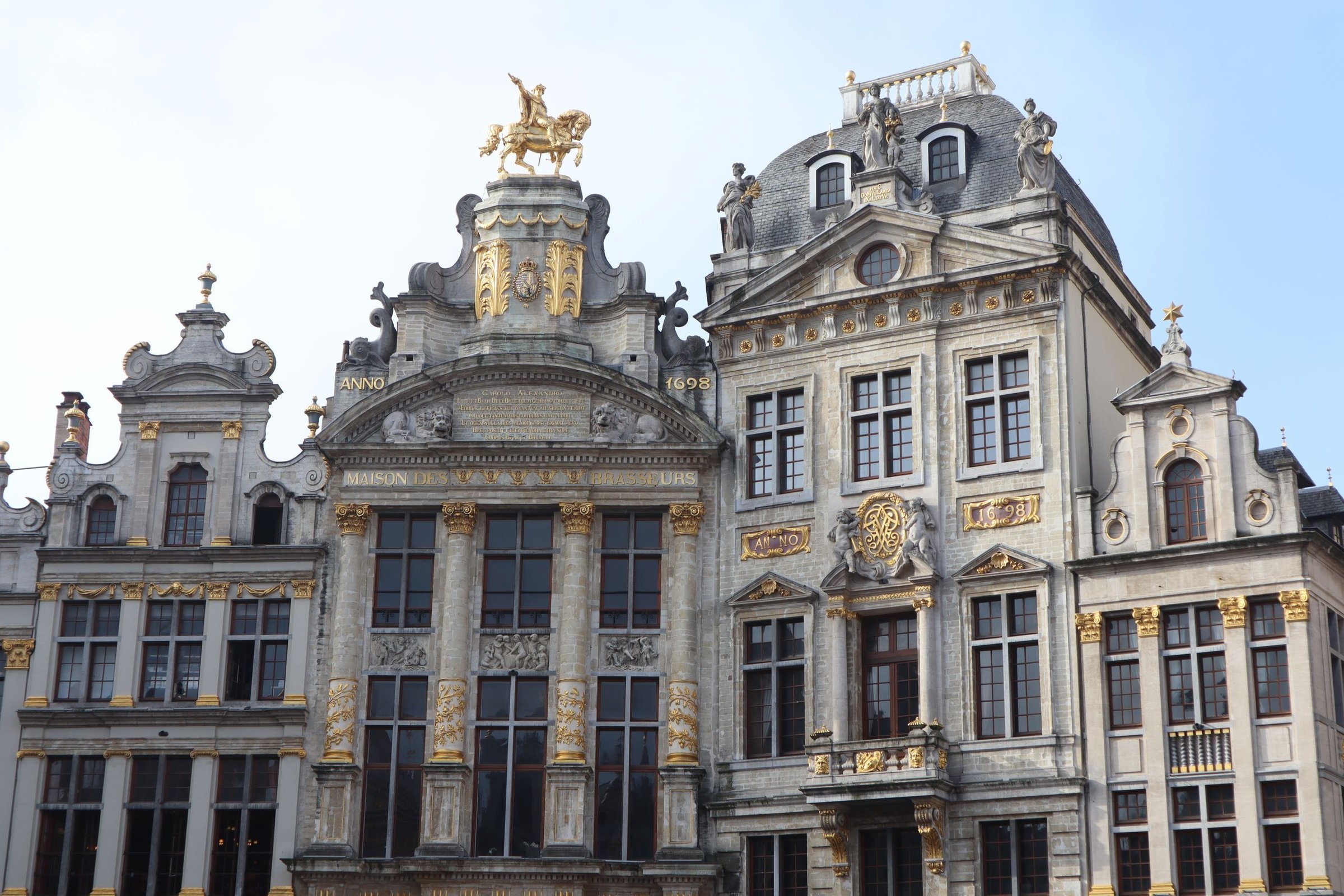 Grand Place Brussels dengan gedung guild bergaya klasik