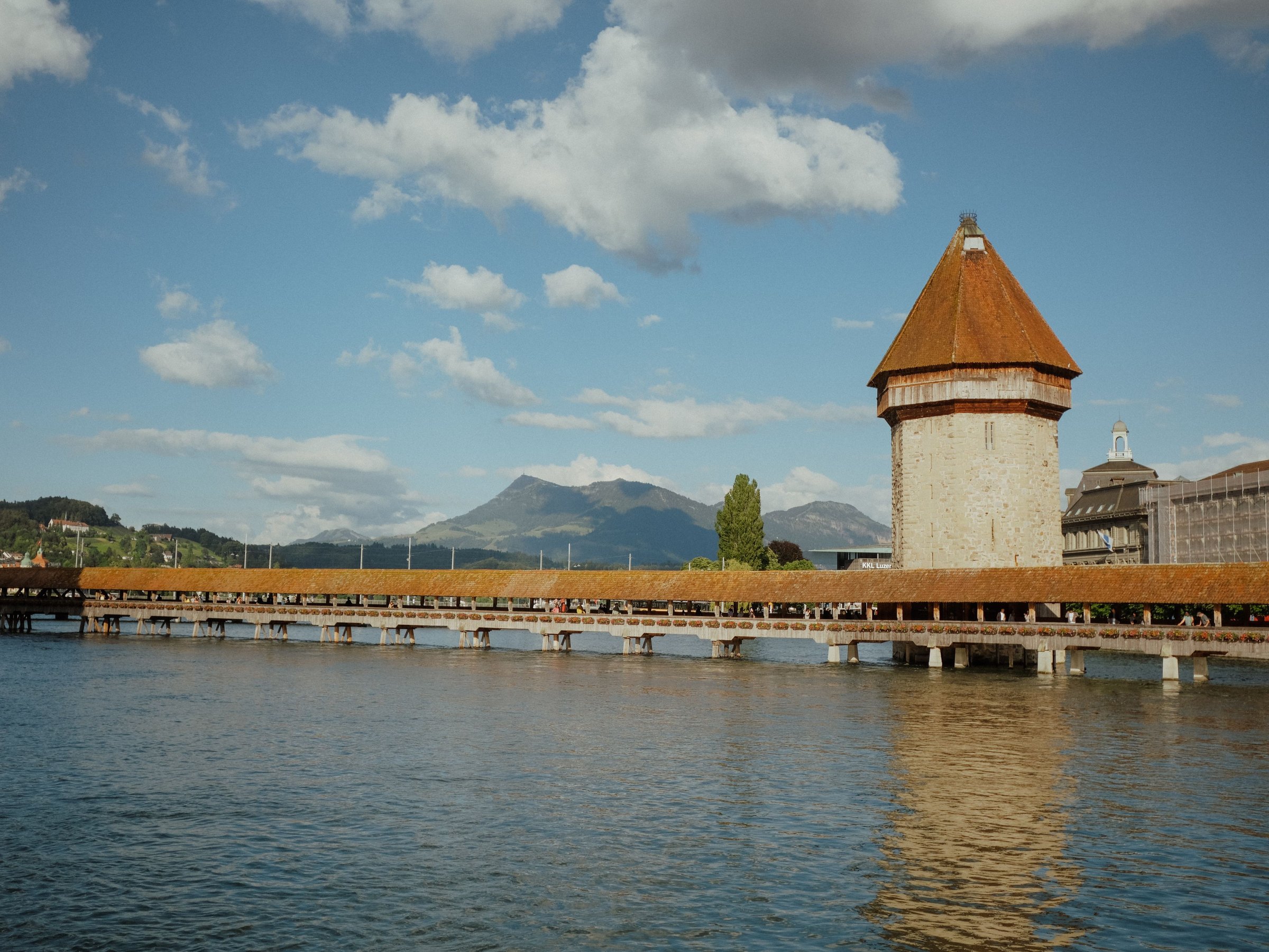 Chapel Bridge Lucerne dengan latar pegunungan Swiss