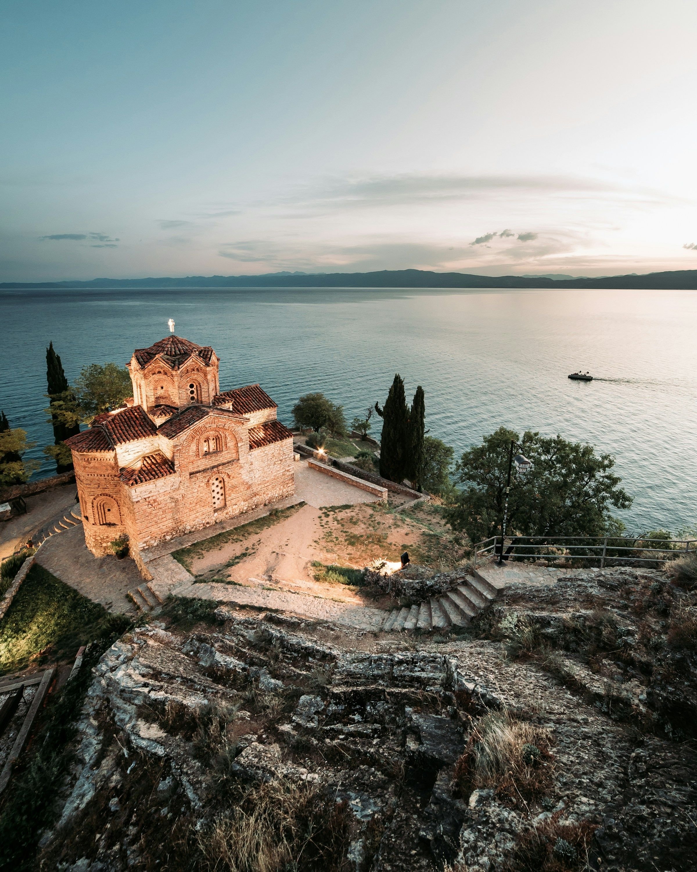 Tepi waterfront kota tua Ohrid dengan perahu dan rumah berbatu di Makedonia