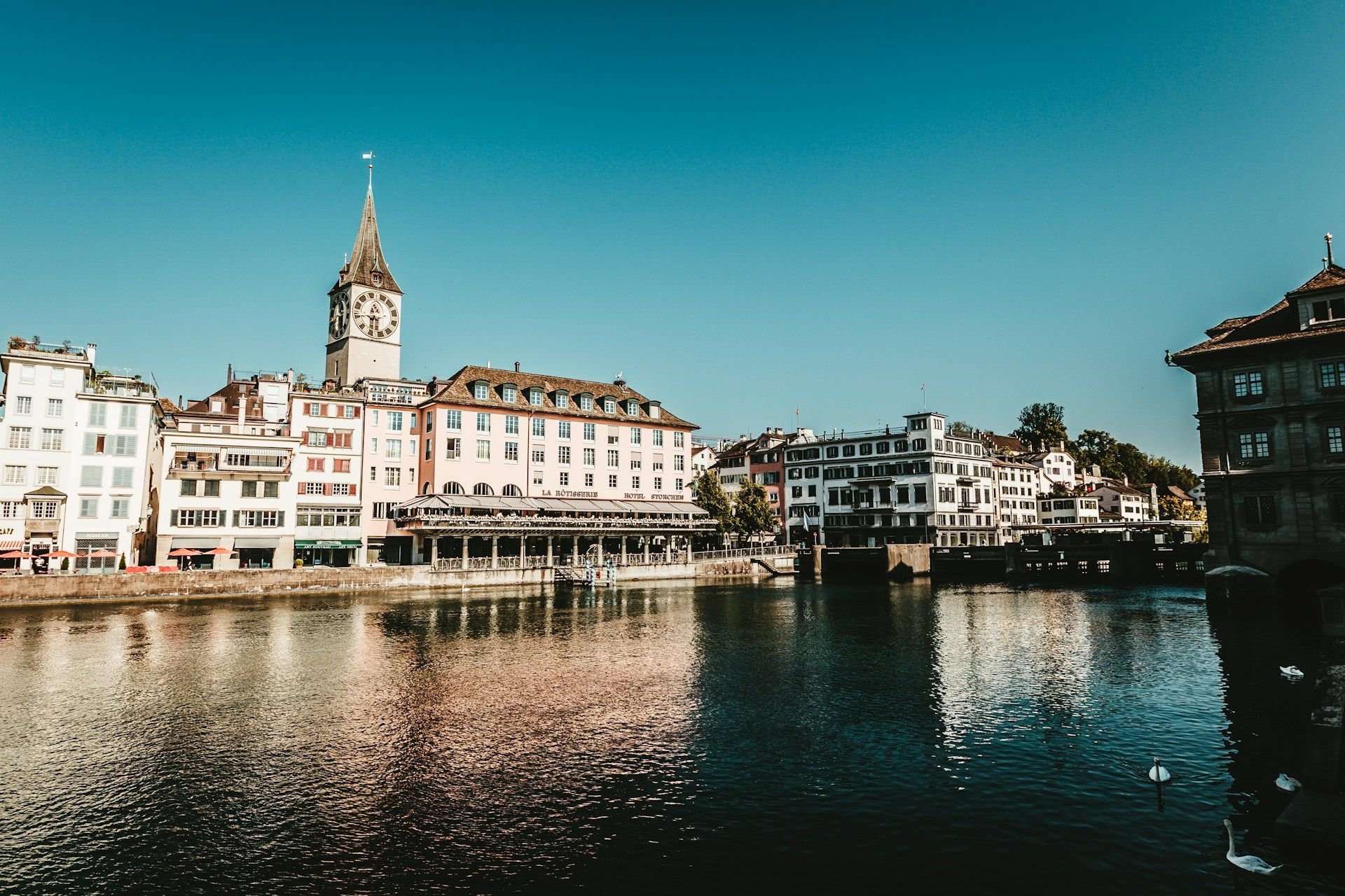 Tepi Sungai Limmat di kota tua Zurich, Swiss