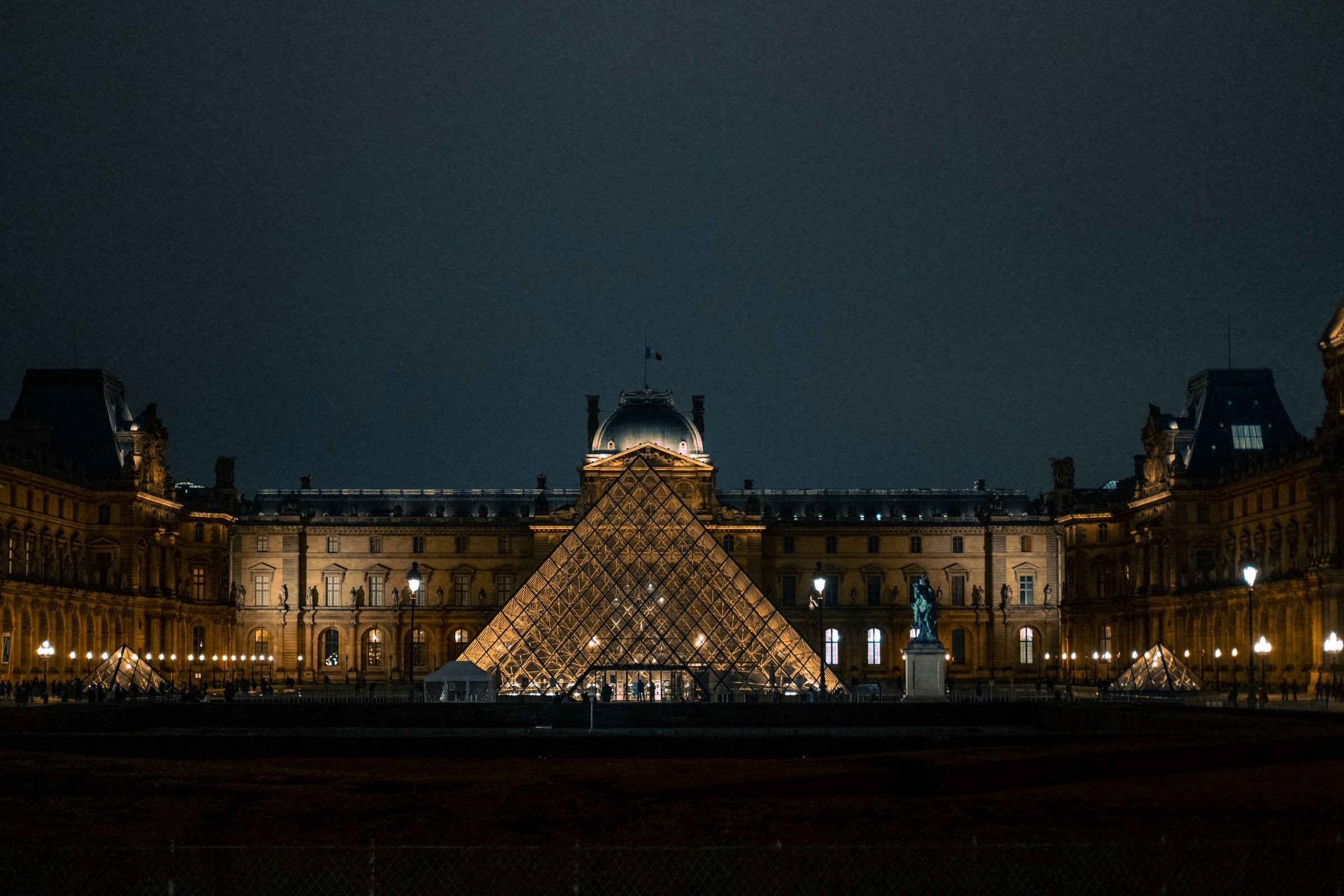 Piramida Louvre di Paris malam hari