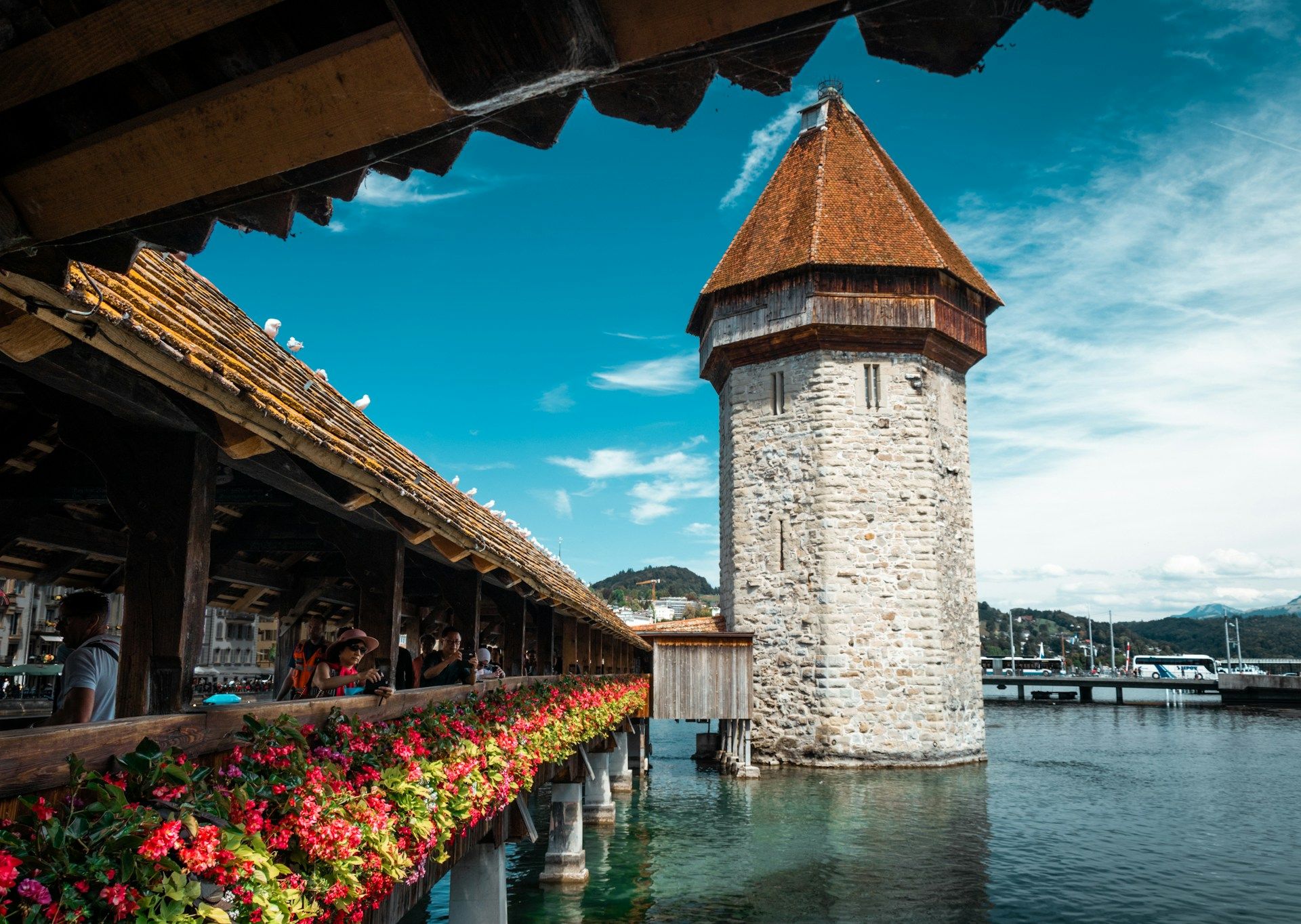 Chapel Bridge Lucerne dari dalam jembatan beratap, Swiss