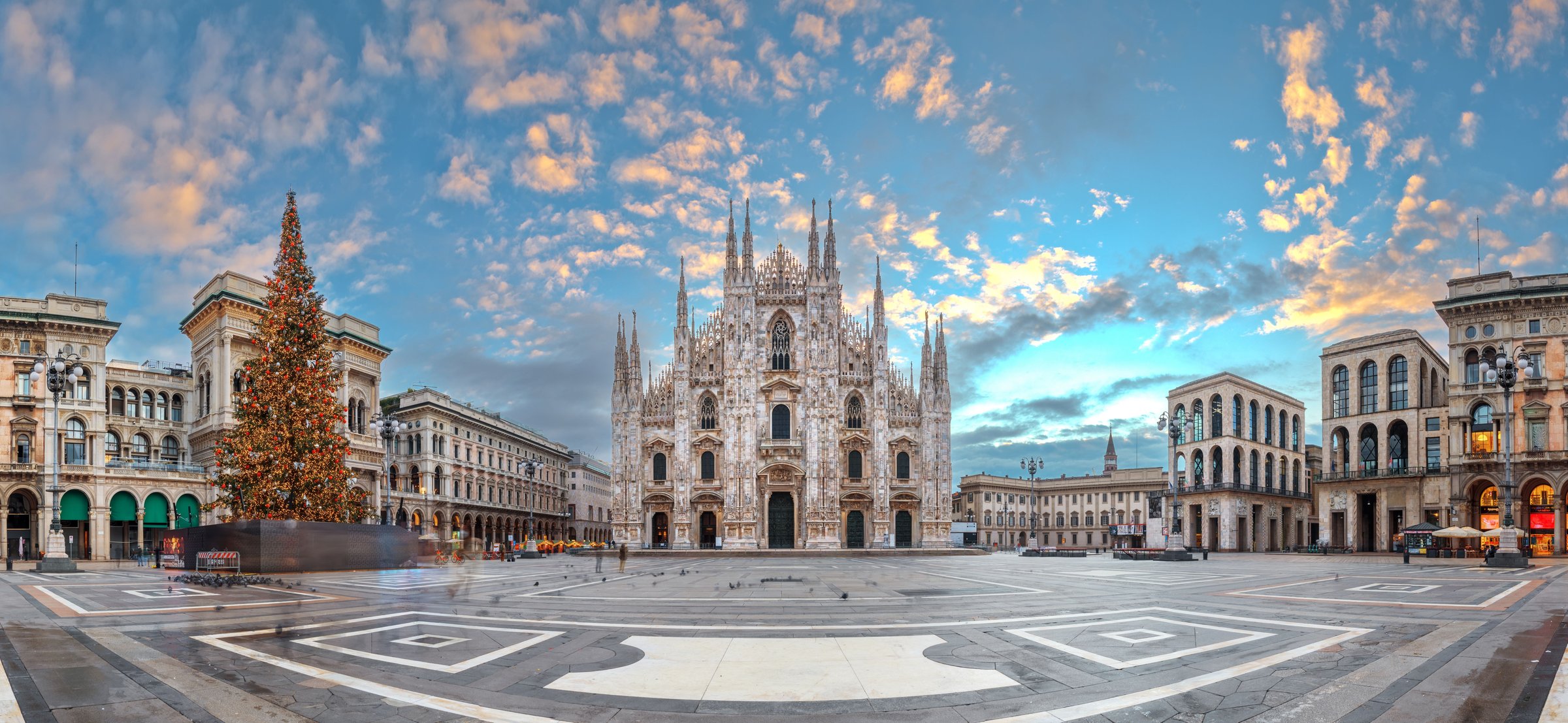 Duomo Milan dengan pohon Natal raksasa di Piazza del Duomo menjelang pergantian tahun