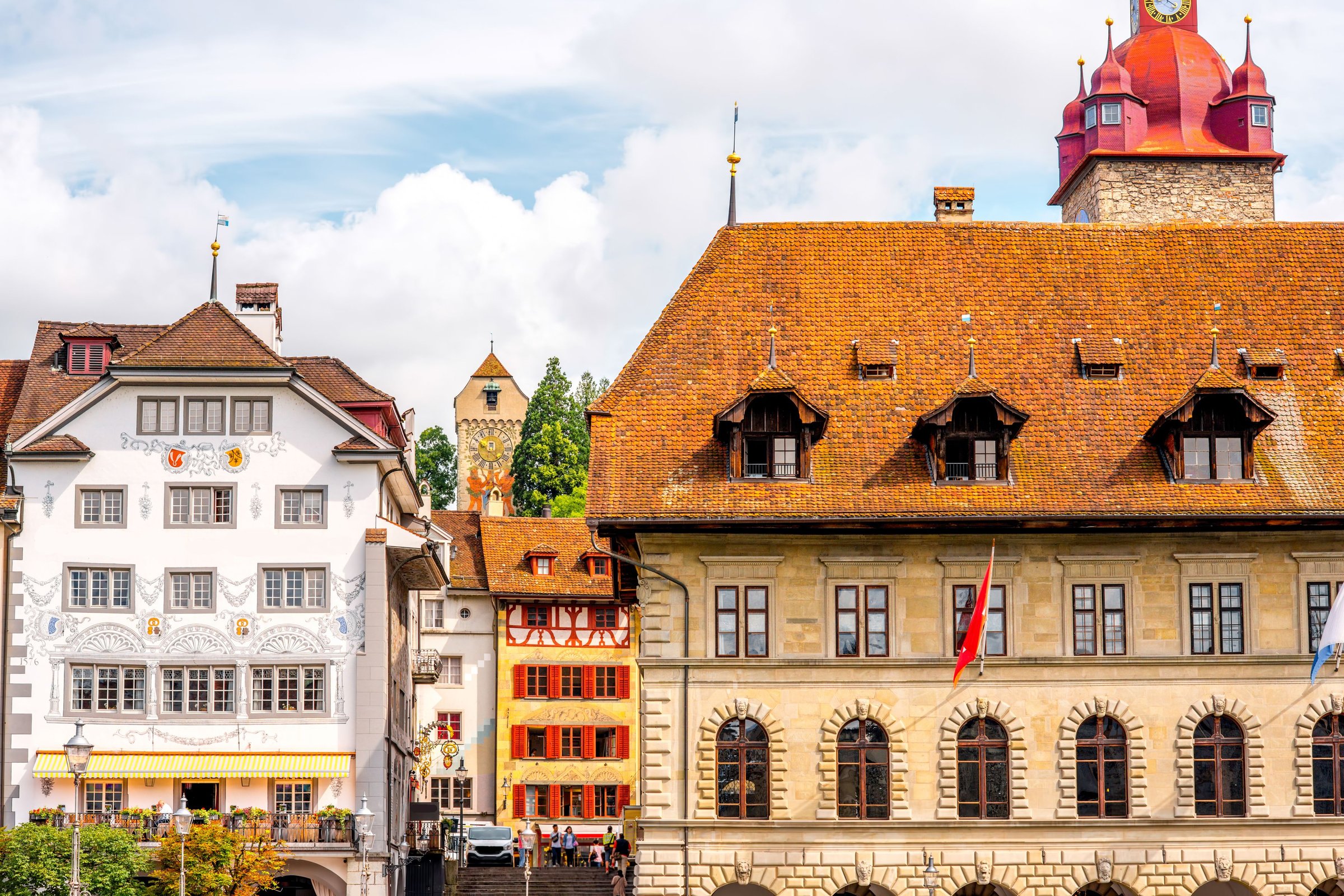 Bangunan berwarna dan balai kota beratap merah di kota tua Lucerne, Swiss