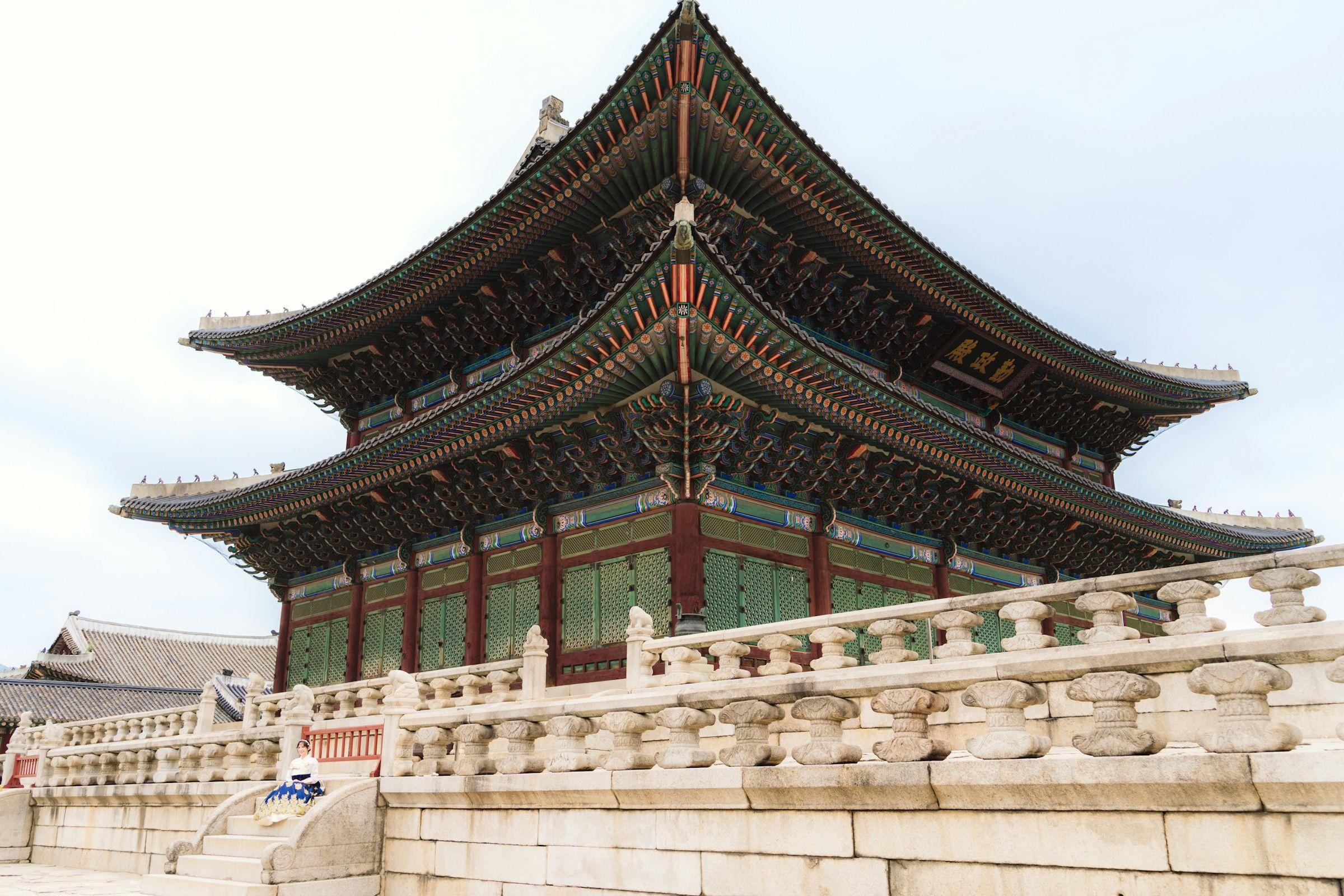Atap istana Gyeongbokgung dengan ornamen tradisional