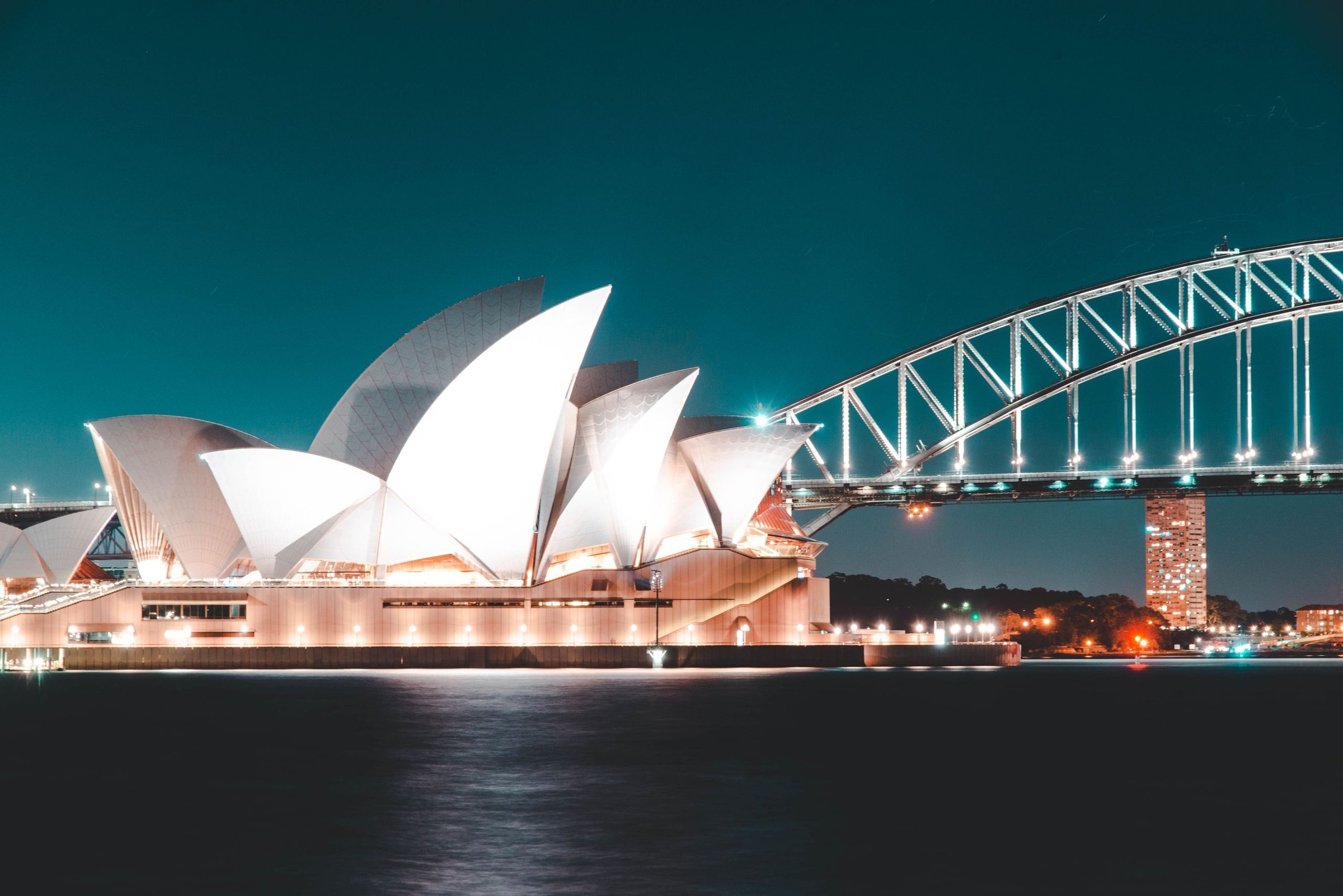 Sydney Opera House bercahaya saat malam hari