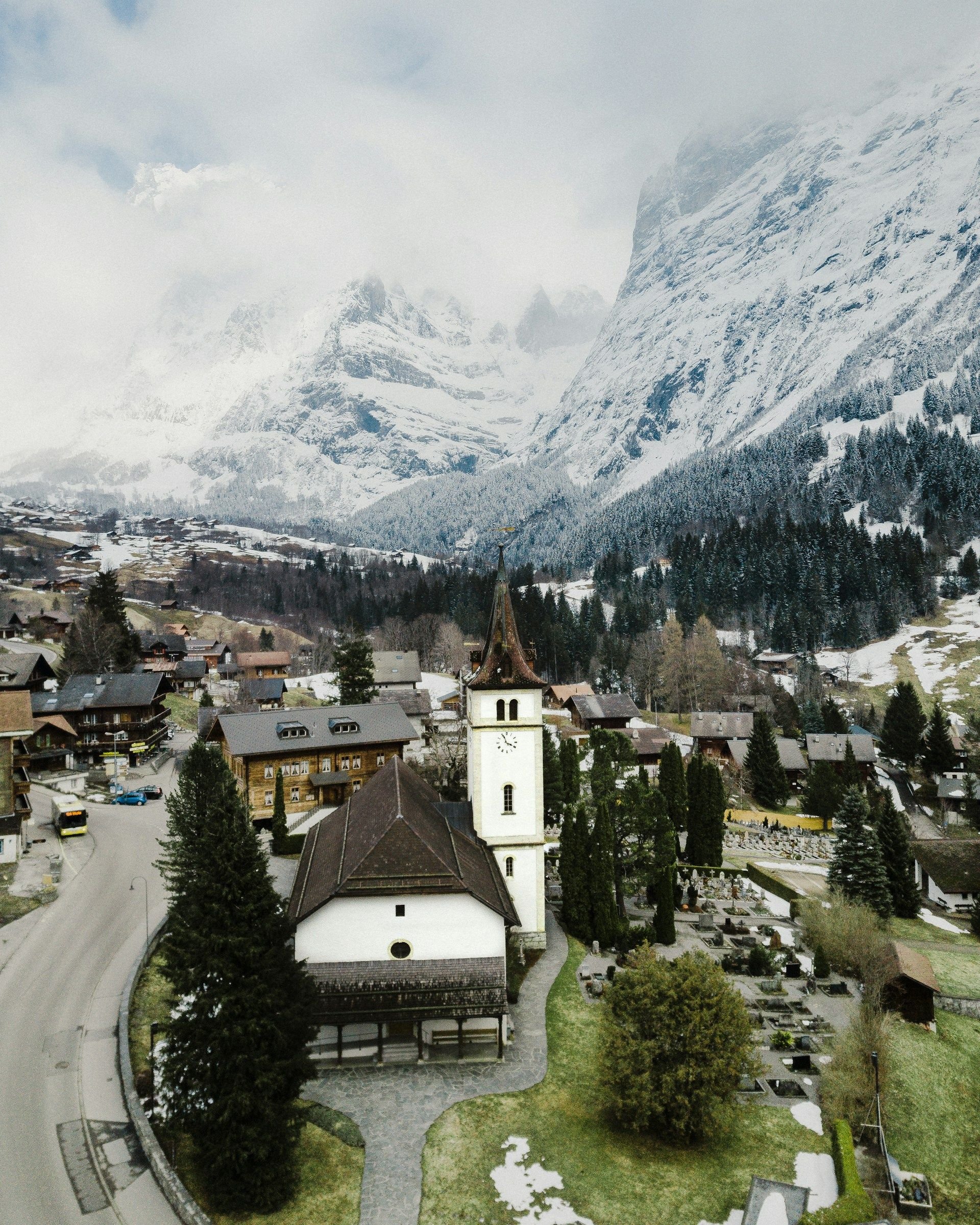 Desa Grindelwald dengan latar pegunungan Eiger yang bersalju, Swiss
