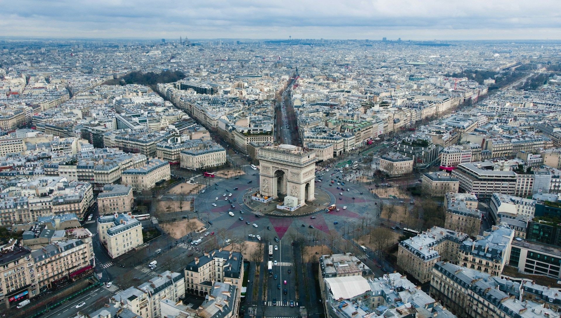 Arc de Triomphe dan Champs-Élysées dari udara, Paris