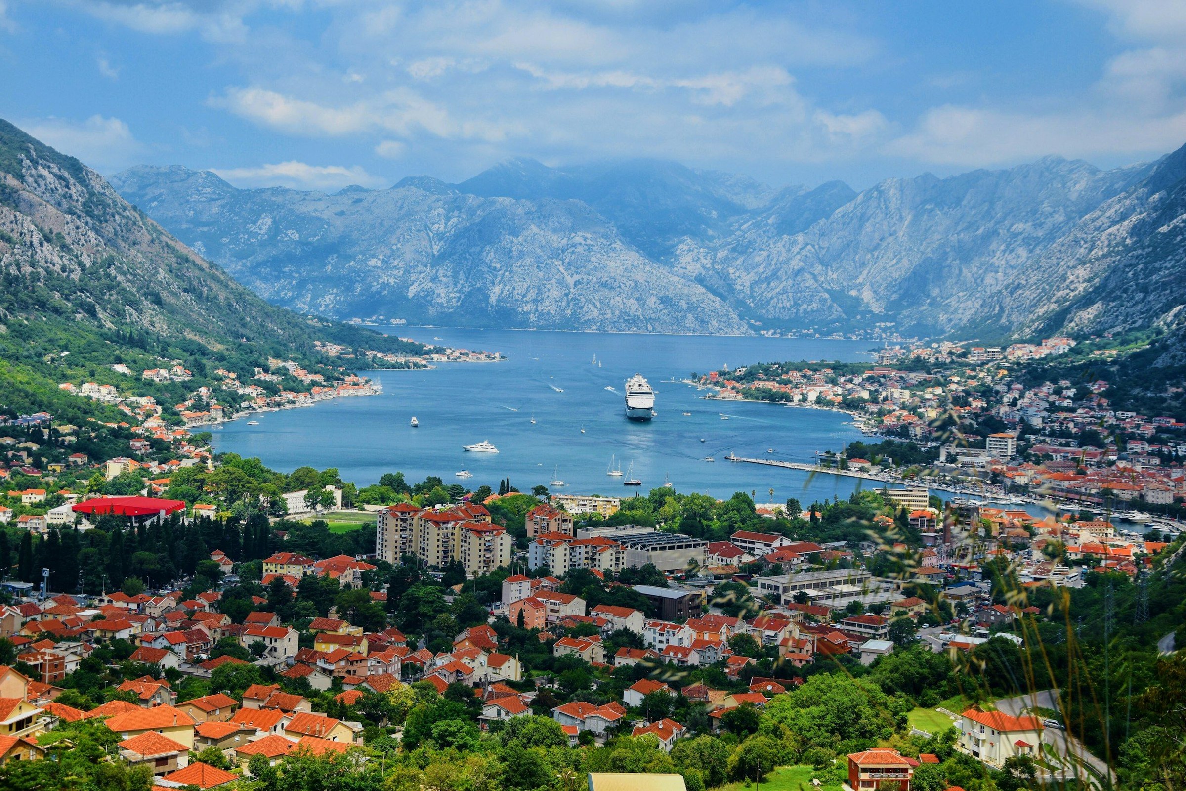 Pemandangan udara Teluk Kotor Montenegro dengan kota beratap merah dikelilingi pegunungan