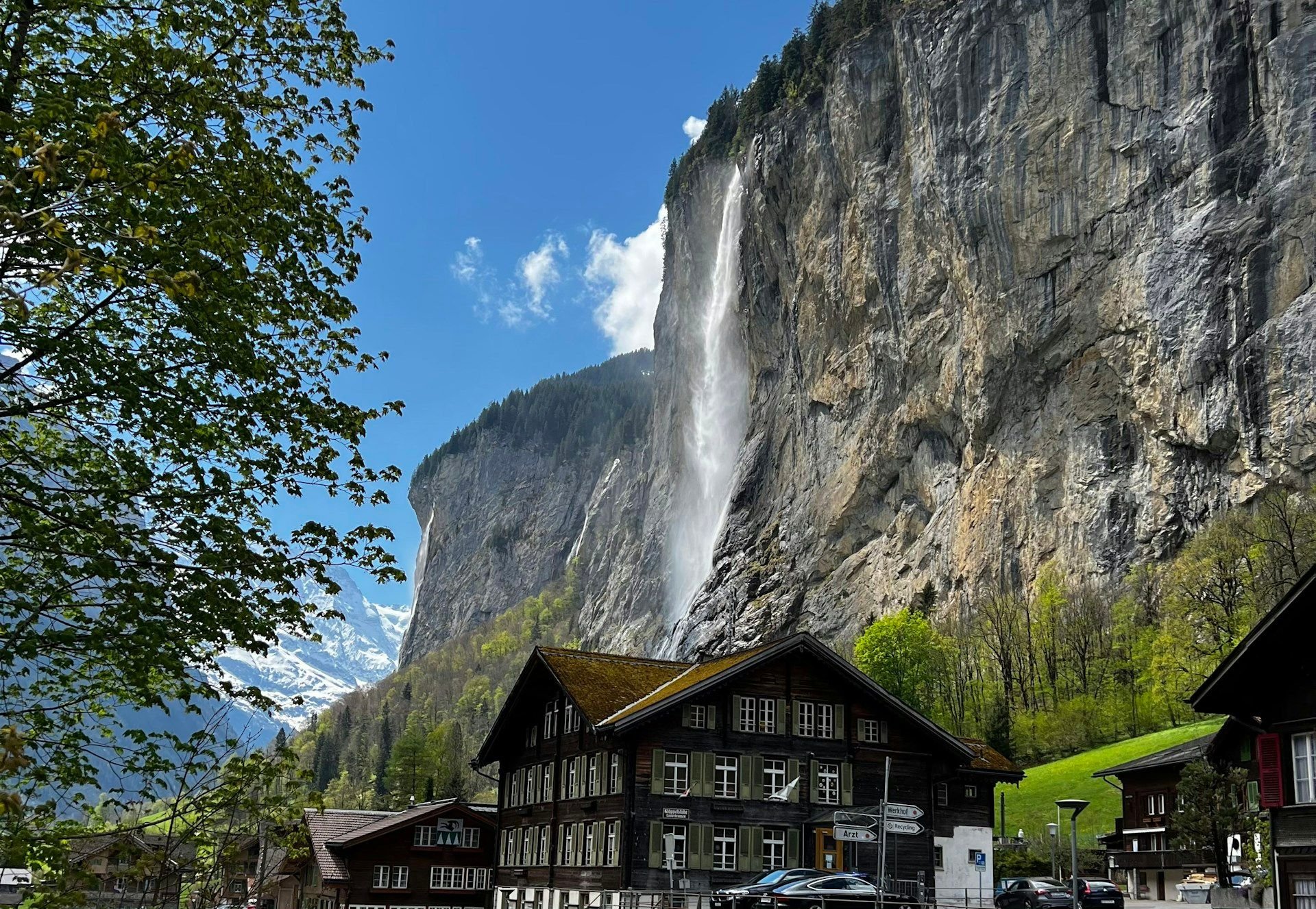Air terjun Staubbach yang jatuh dari tebing Lauterbrunnen, Swiss
