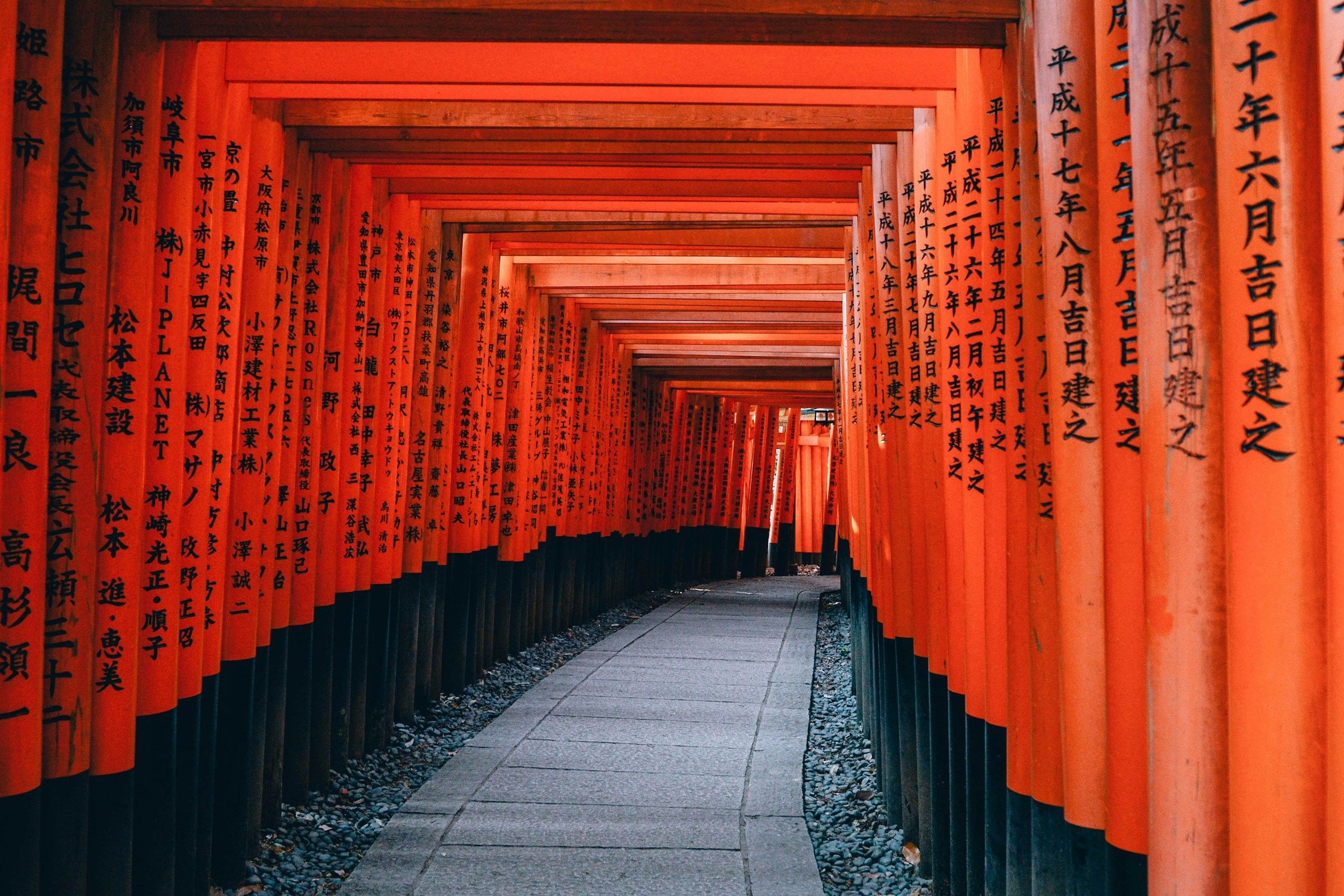 Lorong ribuan gerbang torii merah di Fushimi Inari, Kyoto