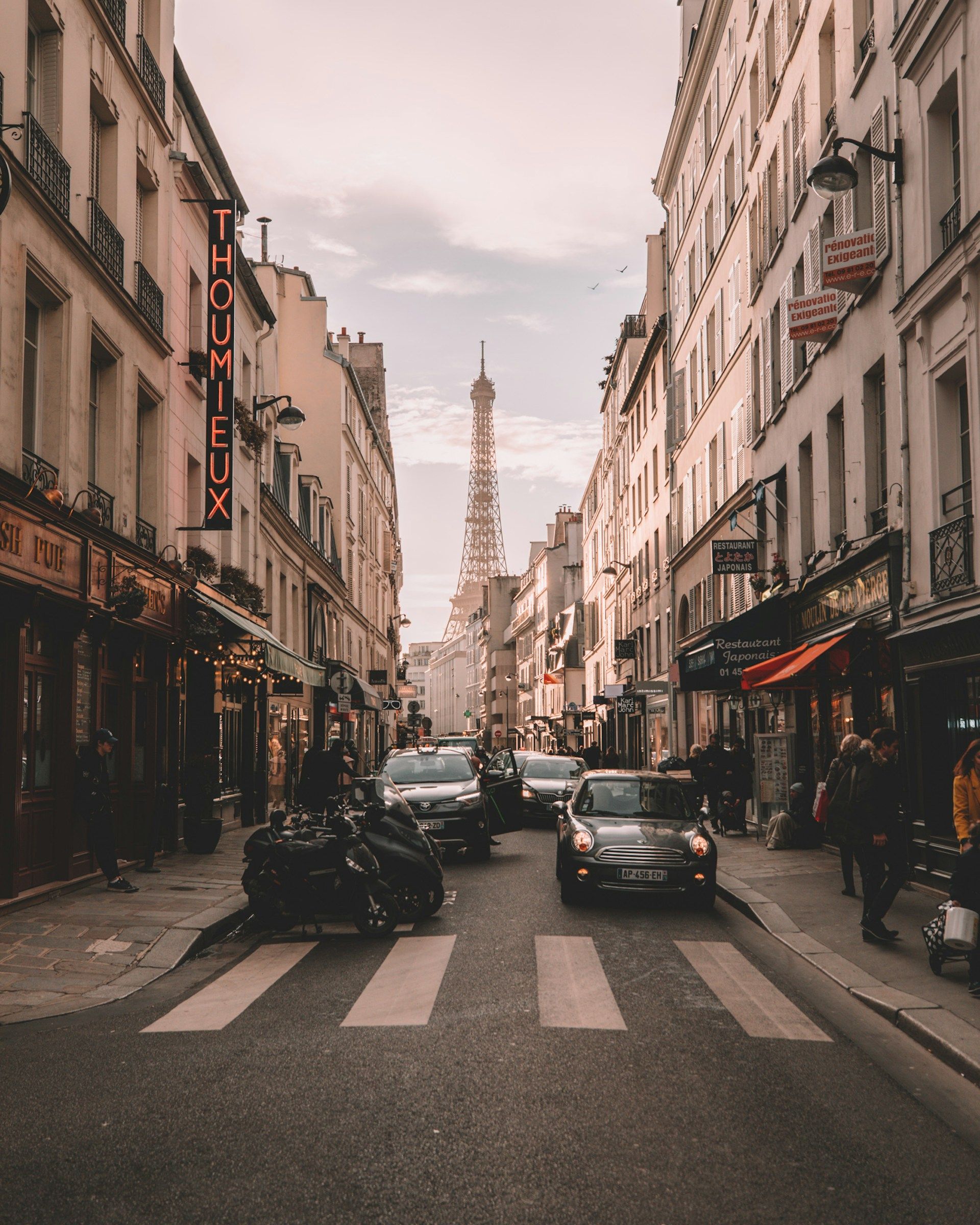 Jalan kota Paris dengan Menara Eiffel di kejauhan