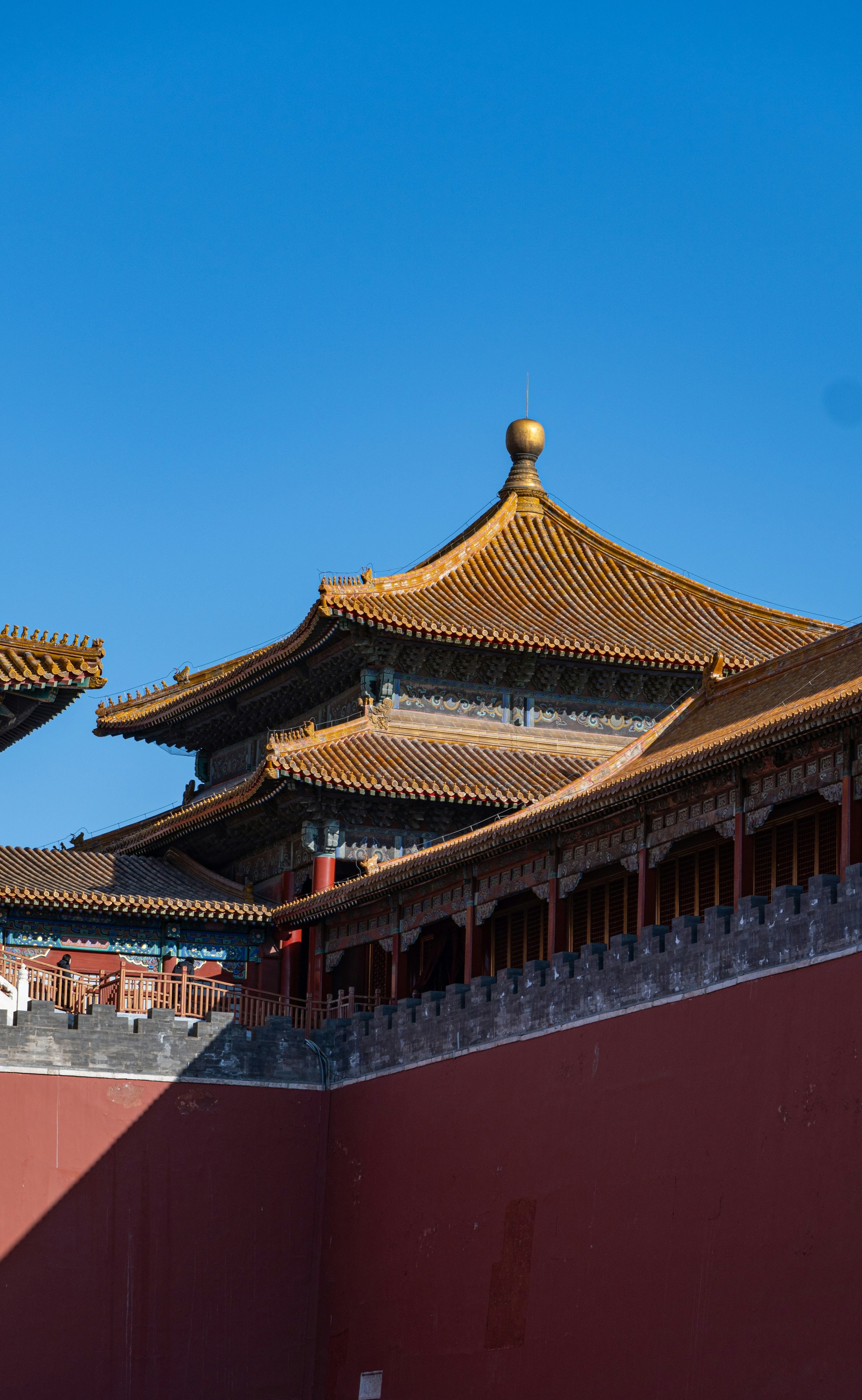 Paviliun Forbidden City Beijing dengan atap genteng emas dan dinding merah