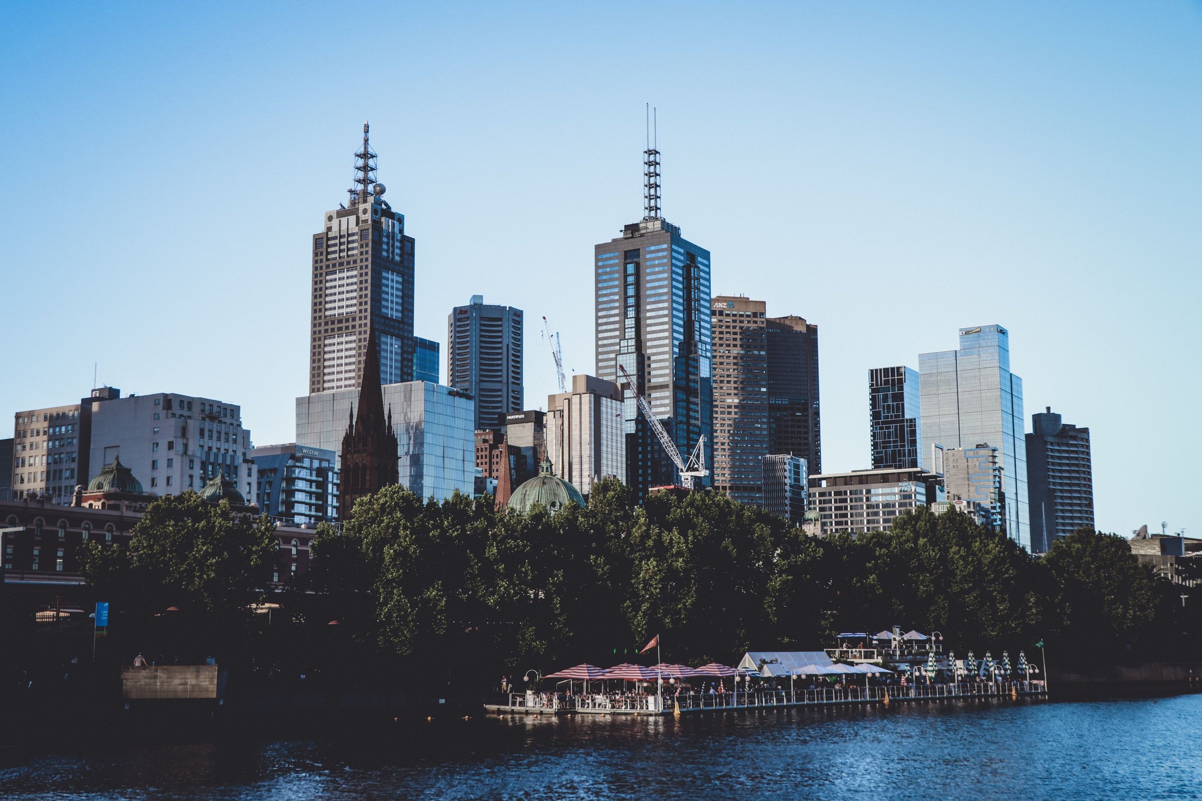 Cakrawala Melbourne di tepi Sungai Yarra saat sore.