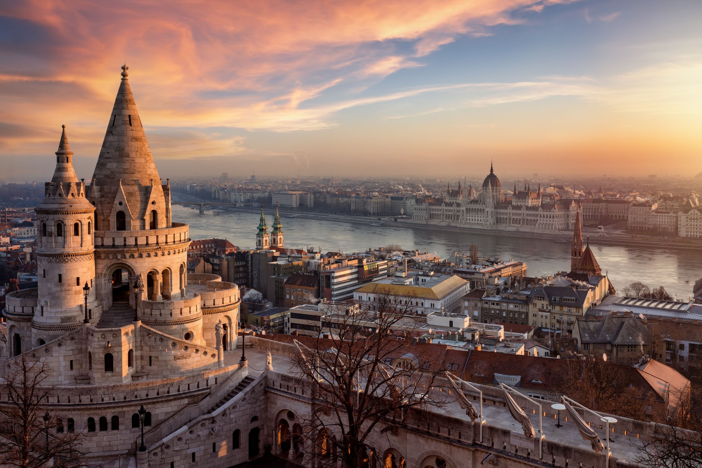 Menara Fisherman's Bastion Budapest saat fajar dengan Sungai Danube membentang di bawahnya