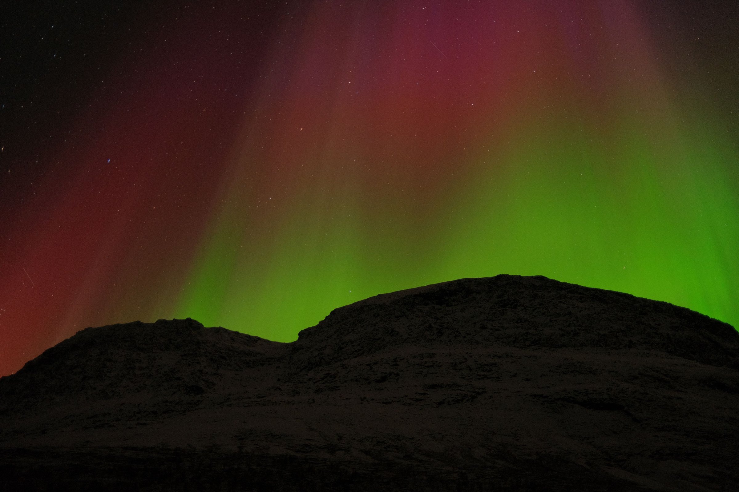 Aurora borealis menari di langit Lapland