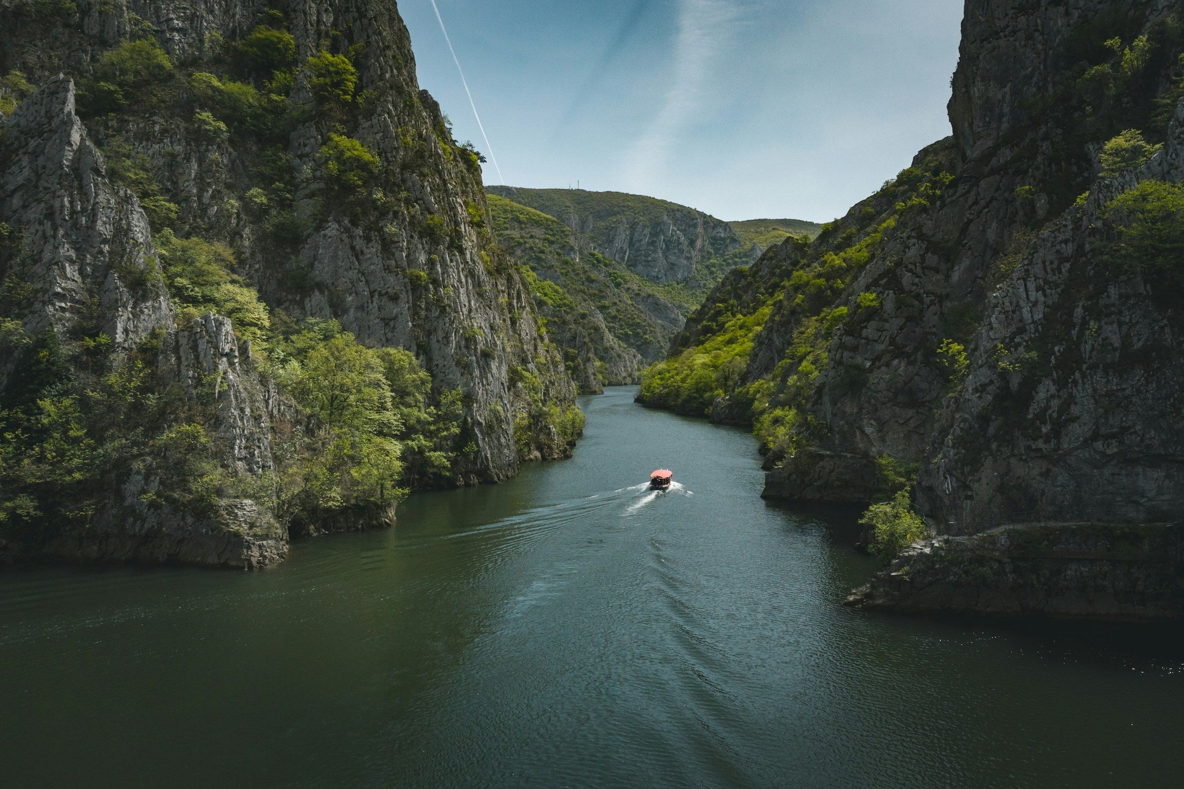 Ngarai Matka Canyon di Makedonia Utara dengan air zamrud dan tebing batu