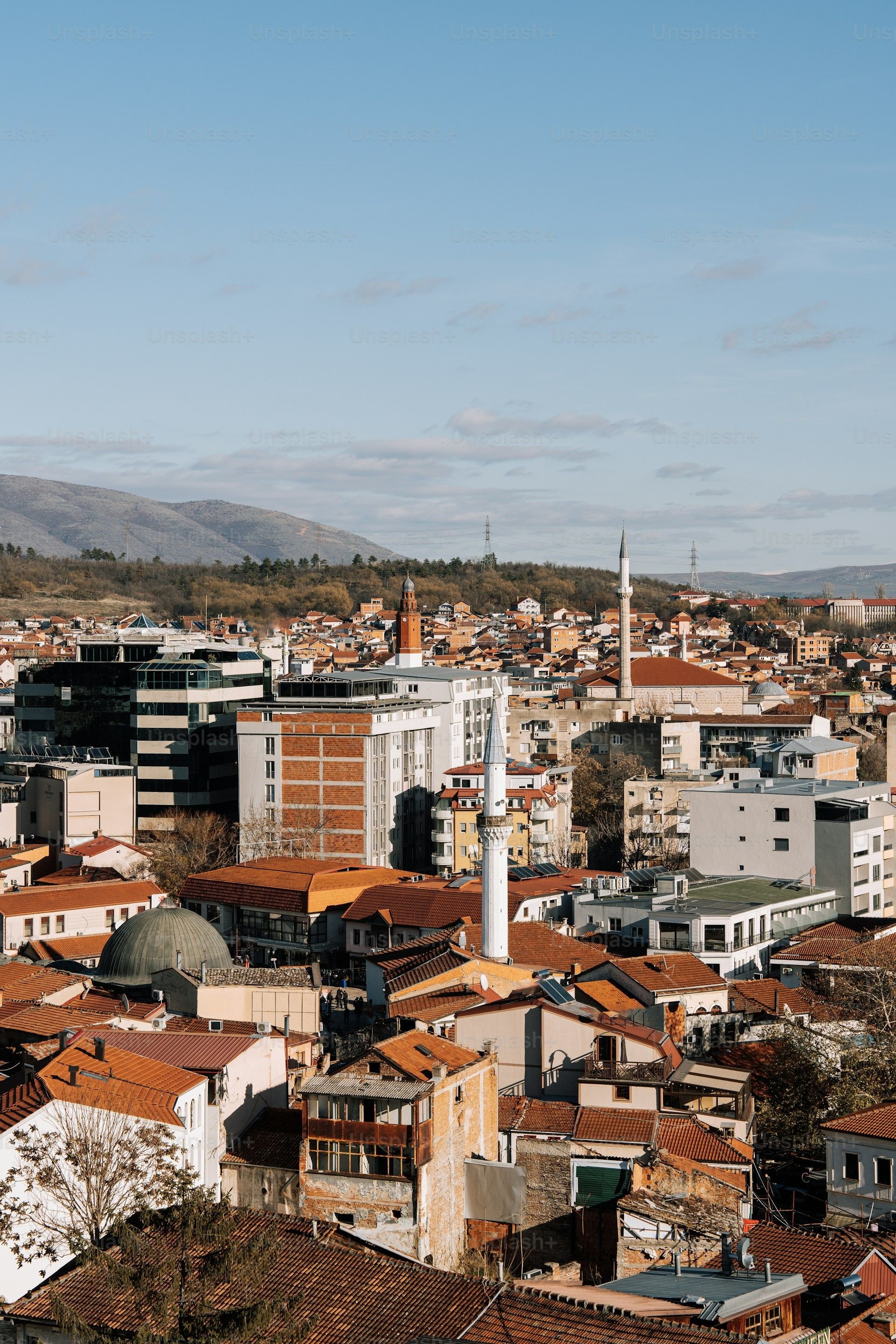 Pemandangan kawasan Old Bazaar Carsija Skopje dengan minaret putih dan atap terakota khas era Ottoman