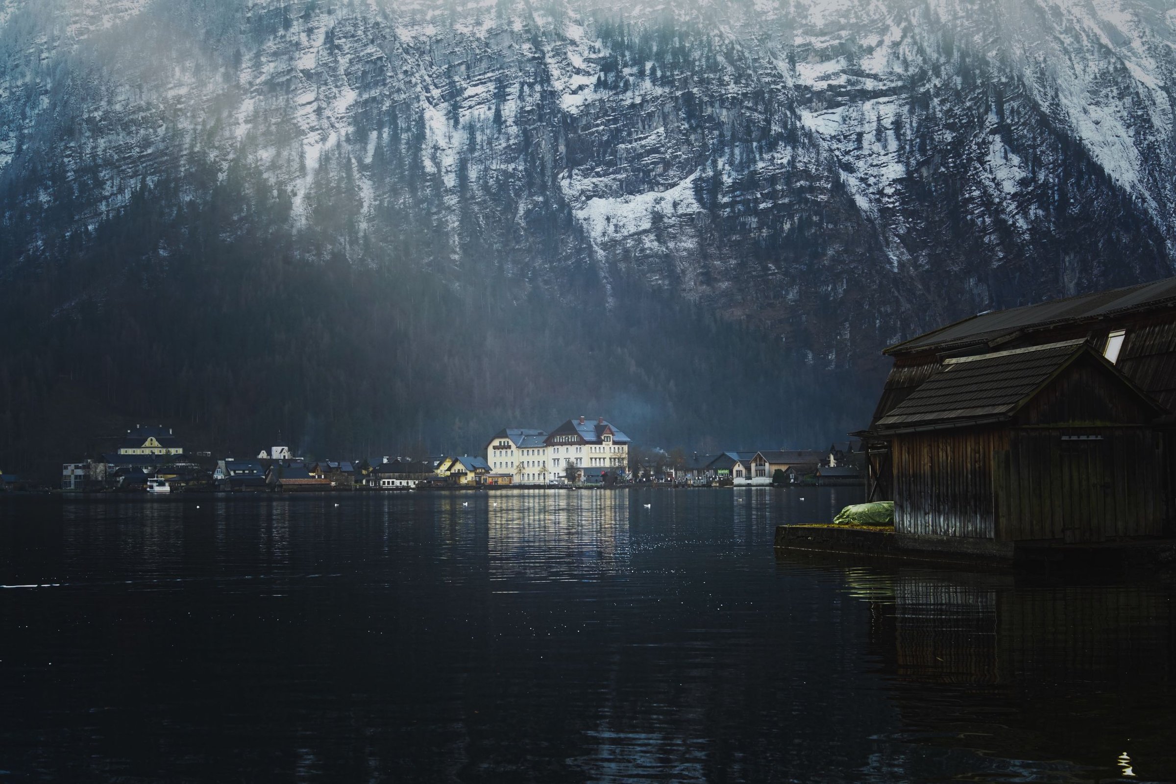 Desa Hallstatt di tepi danau saat musim dingin