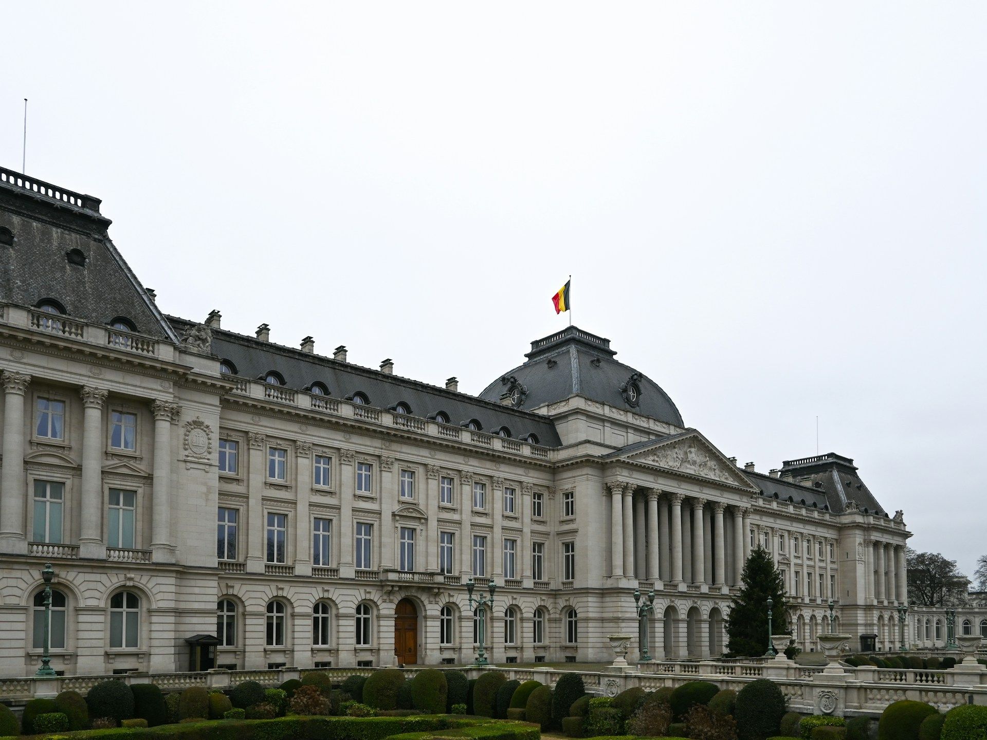 Royal Palace of Brussels dengan bendera Belgia
