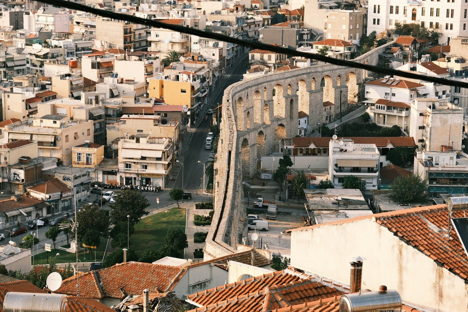 Aqueduct Kamares membelah old town Kavala dengan rumah-rumah atap genteng merah bertingkat khas Yunani utara