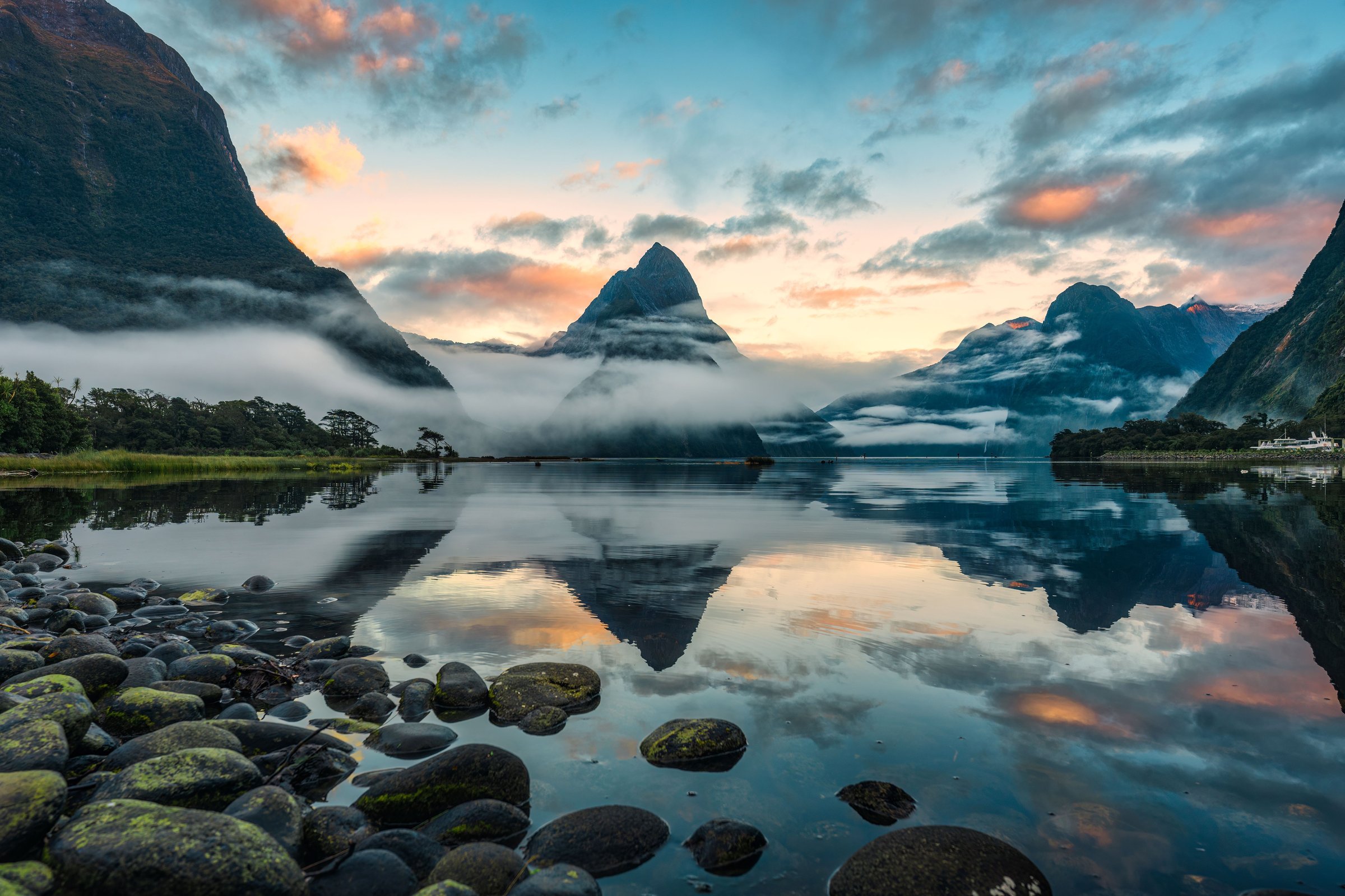 Milford Sound dengan Mitre Peak menjulang di tengah fiord, Selandia Baru
