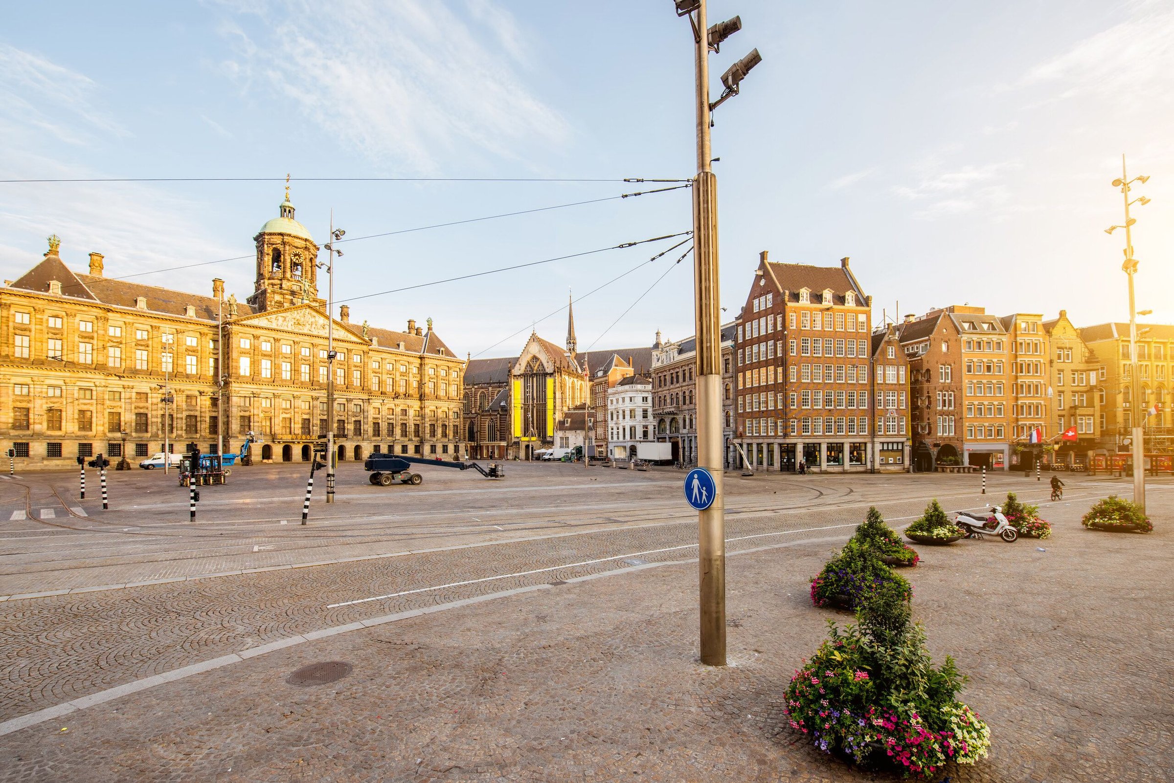 Dam Square dengan Royal Palace Amsterdam diterpa cahaya matahari pagi.