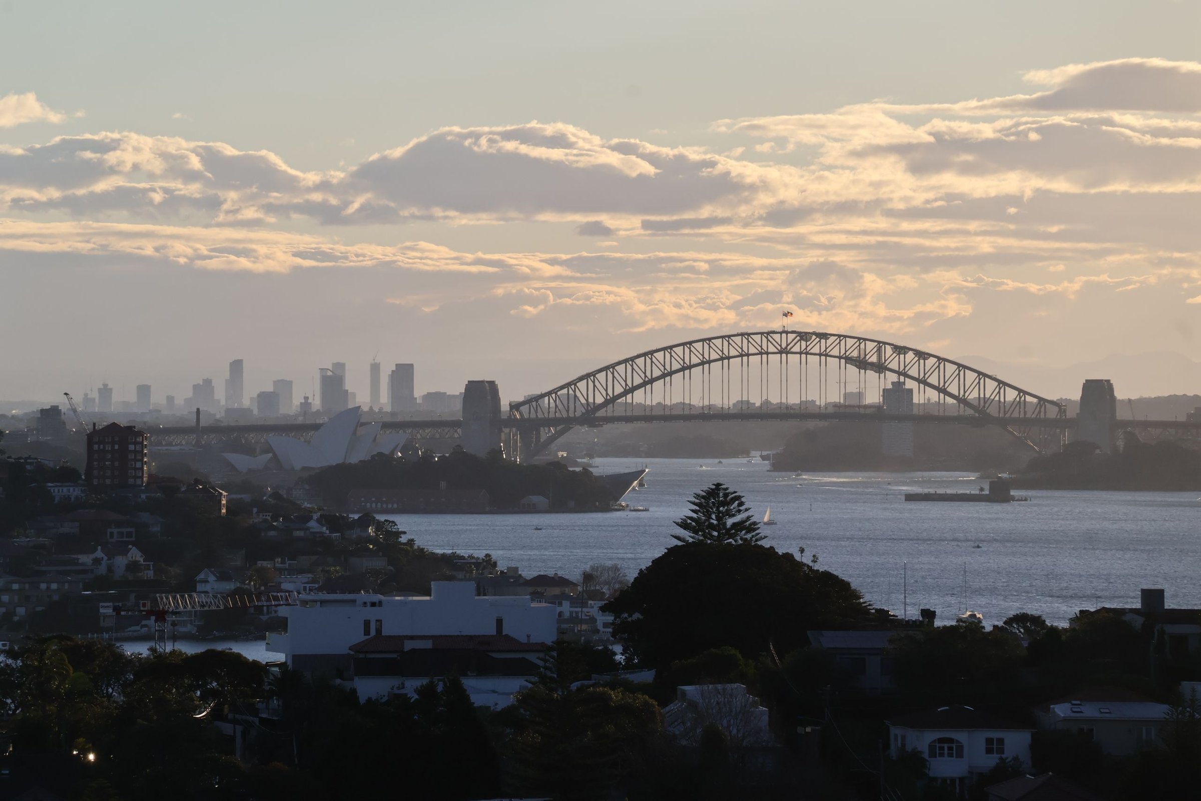 Sydney Opera House dan Harbour Bridge dari teluk