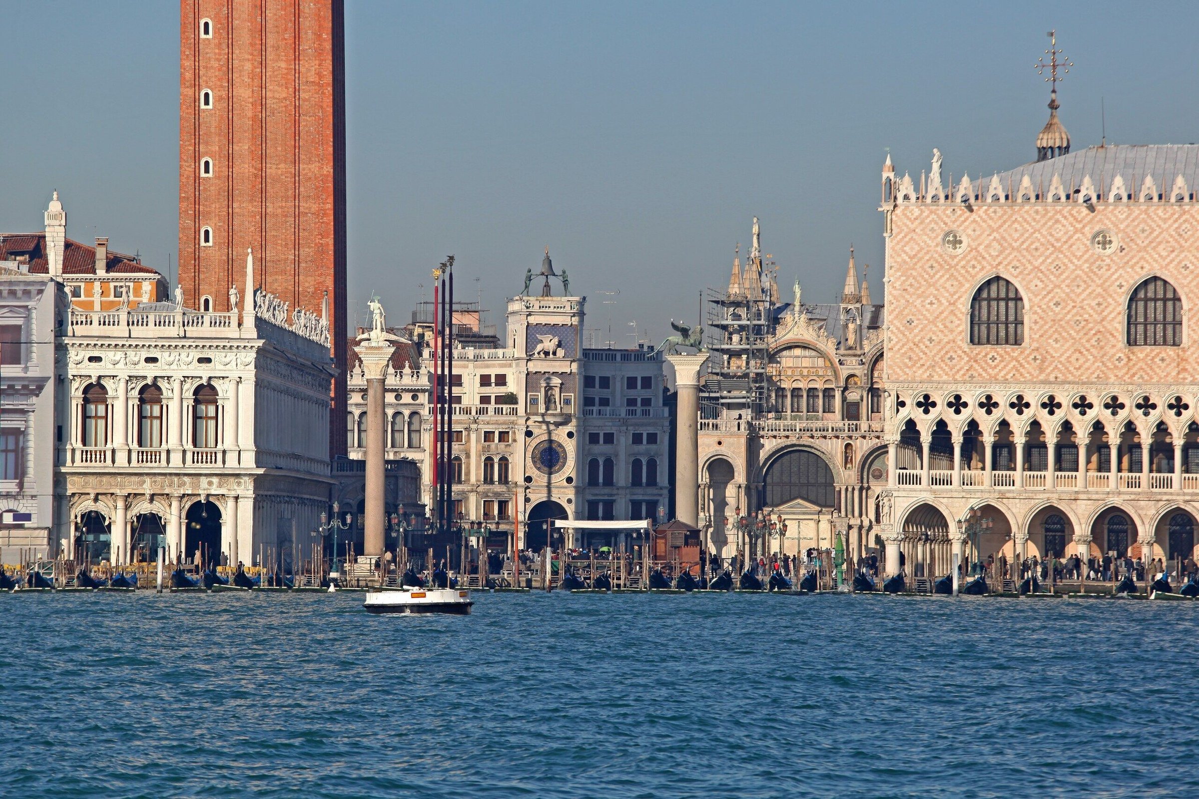 Alun-alun St Mark dengan Campanile dan Doge's Palace dilihat dari air laguna Venice pada hari cerah.