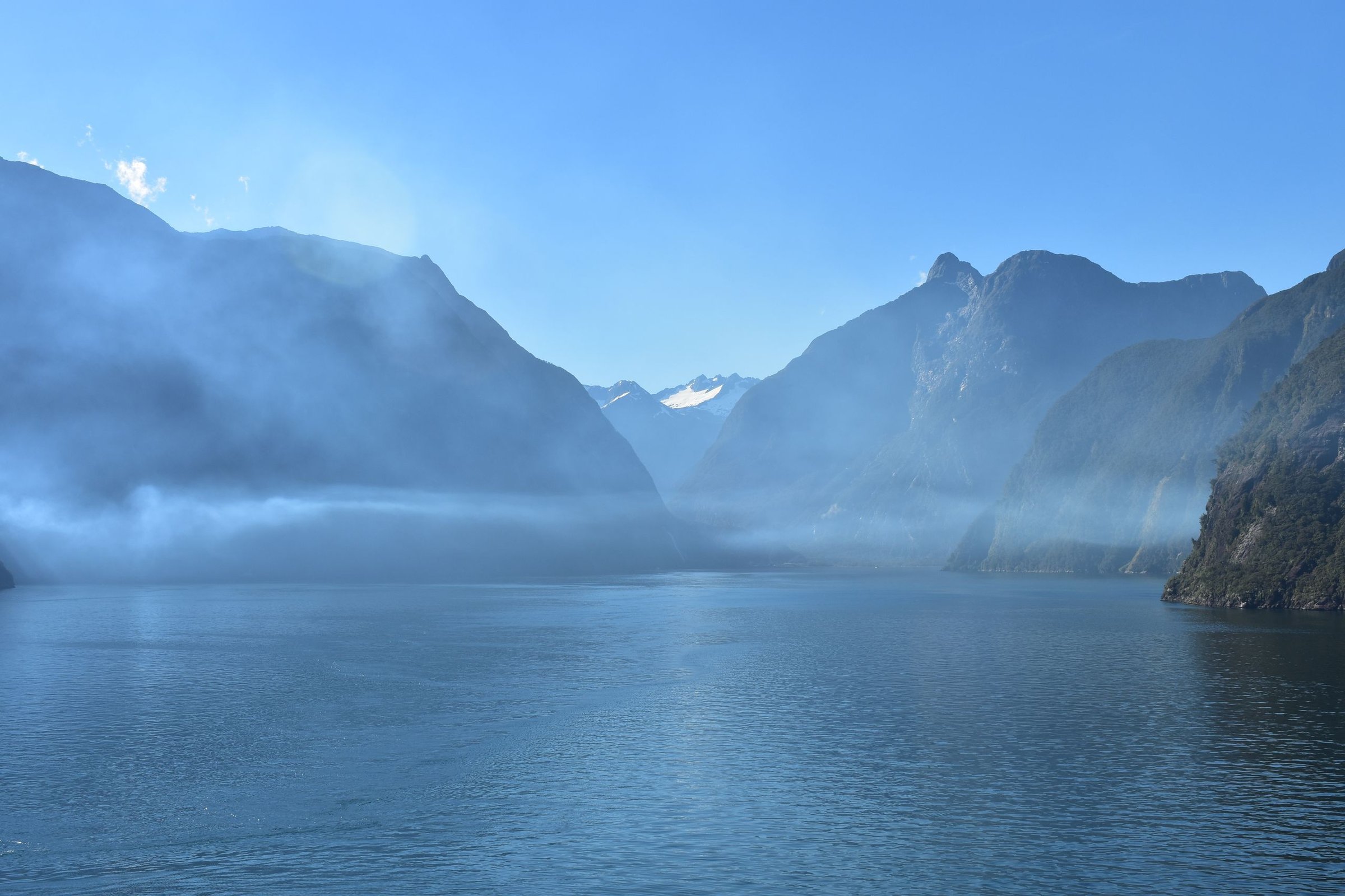 Fjord Milford Sound yang berkabut