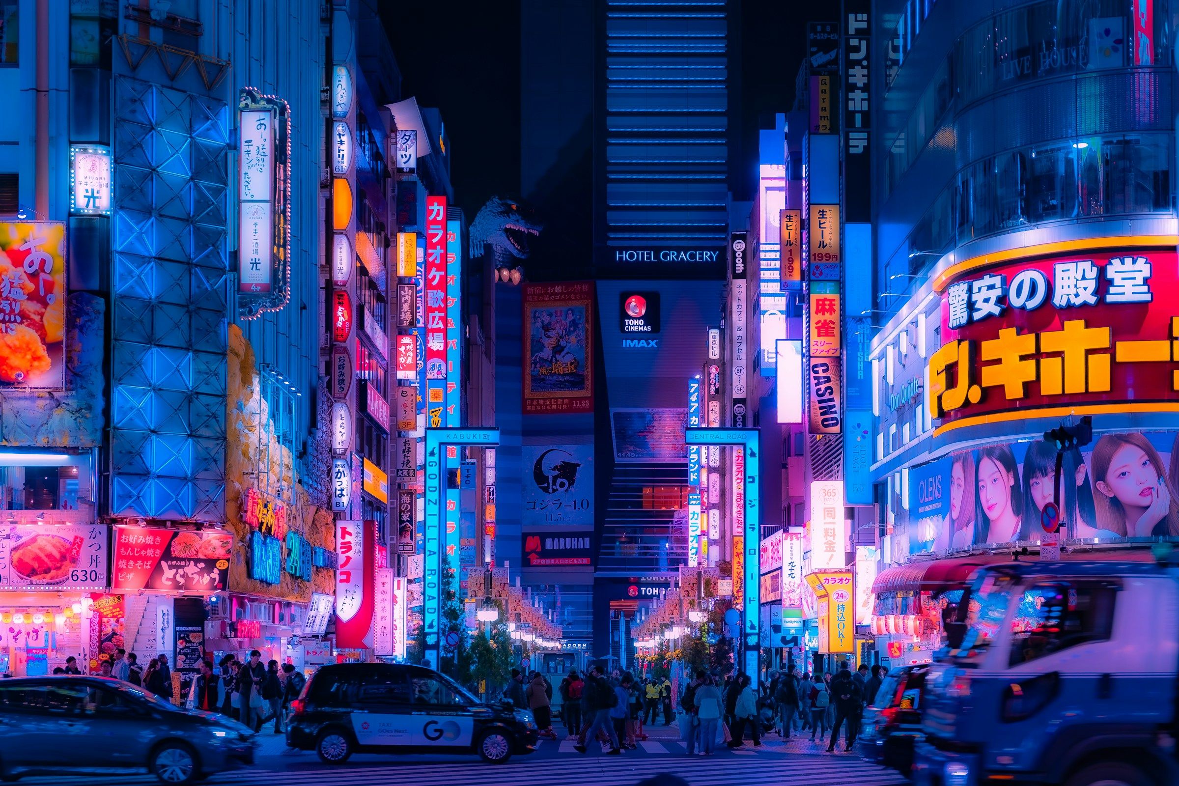 Jalan neon Shinjuku malam hari dengan papan reklame dan kerumunan, Tokyo