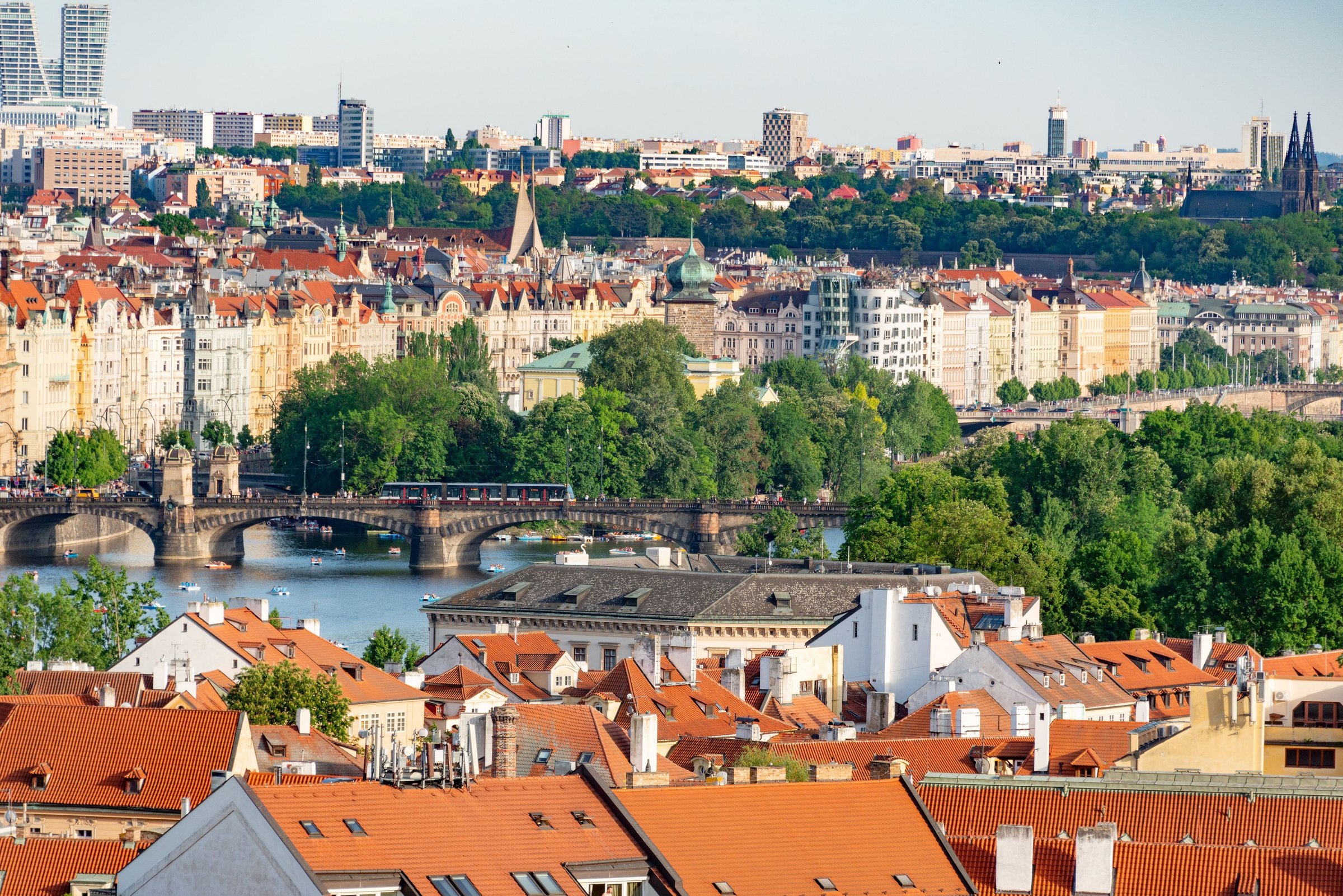 Atap merah kota tua Praha dan jembatan di Sungai Vltava