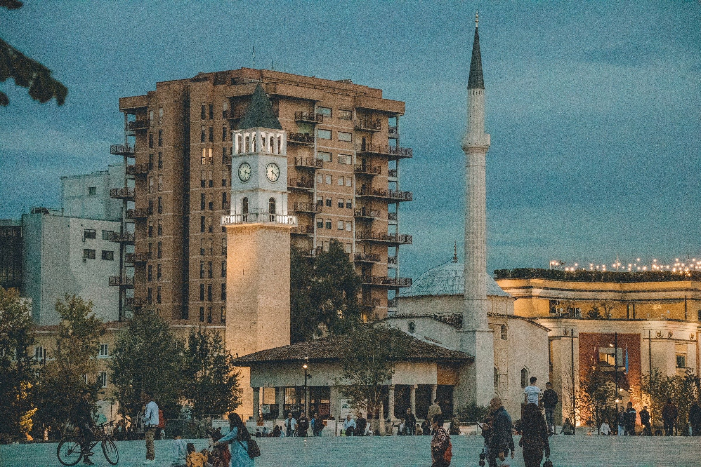 Alun-alun kota Tirana, Albania, dengan menara jam dan masjid bersejarah saat senja