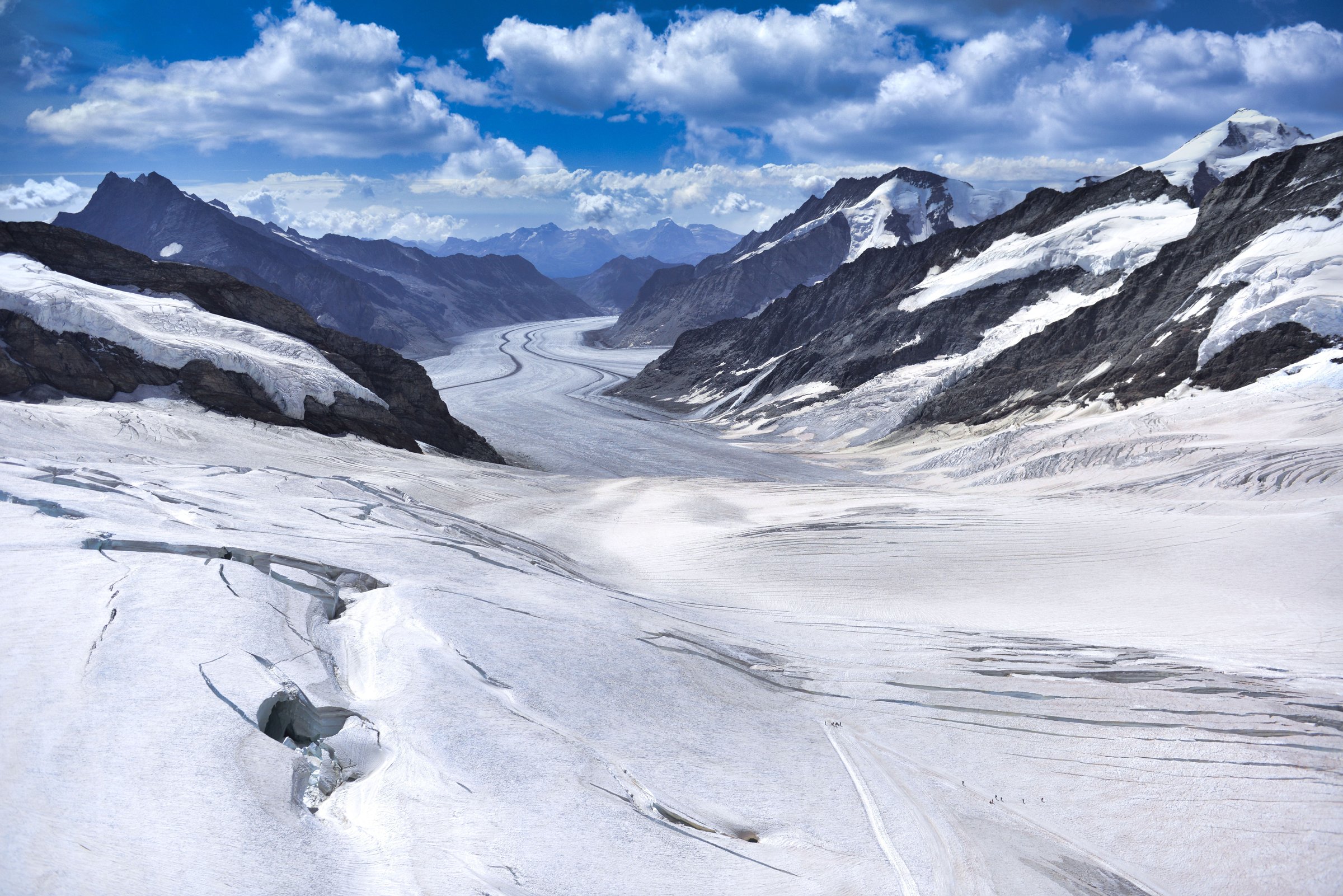 Gletser Aletsch bersalju terhampar luas dilihat dari puncak Jungfraujoch di bawah langit biru