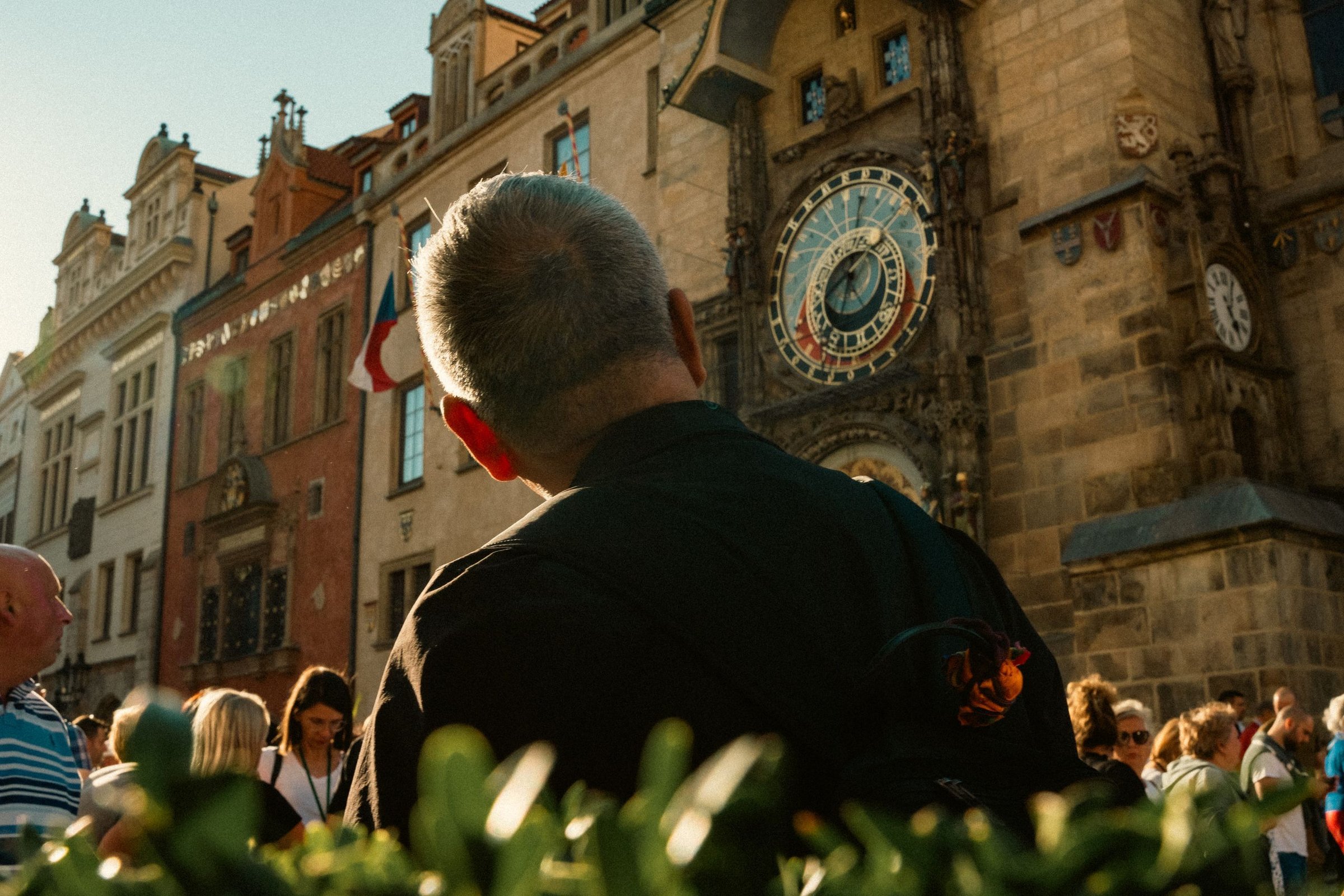 Grup Avenir: Grup Avenir kumpul di Old Town Square Praha, jam astronomis persis di belakang.