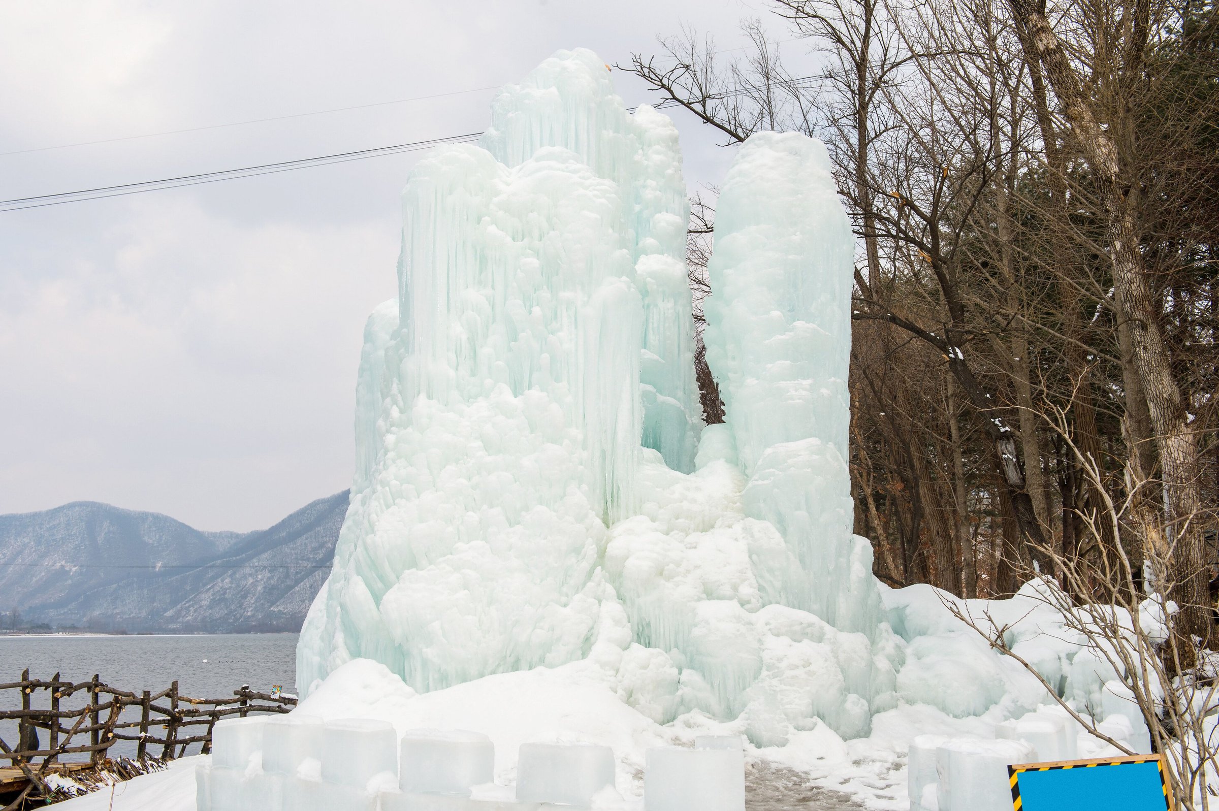 Pilar es raksasa di tepi danau saat musim dingin Korea, mirip Eobi Ice Valley