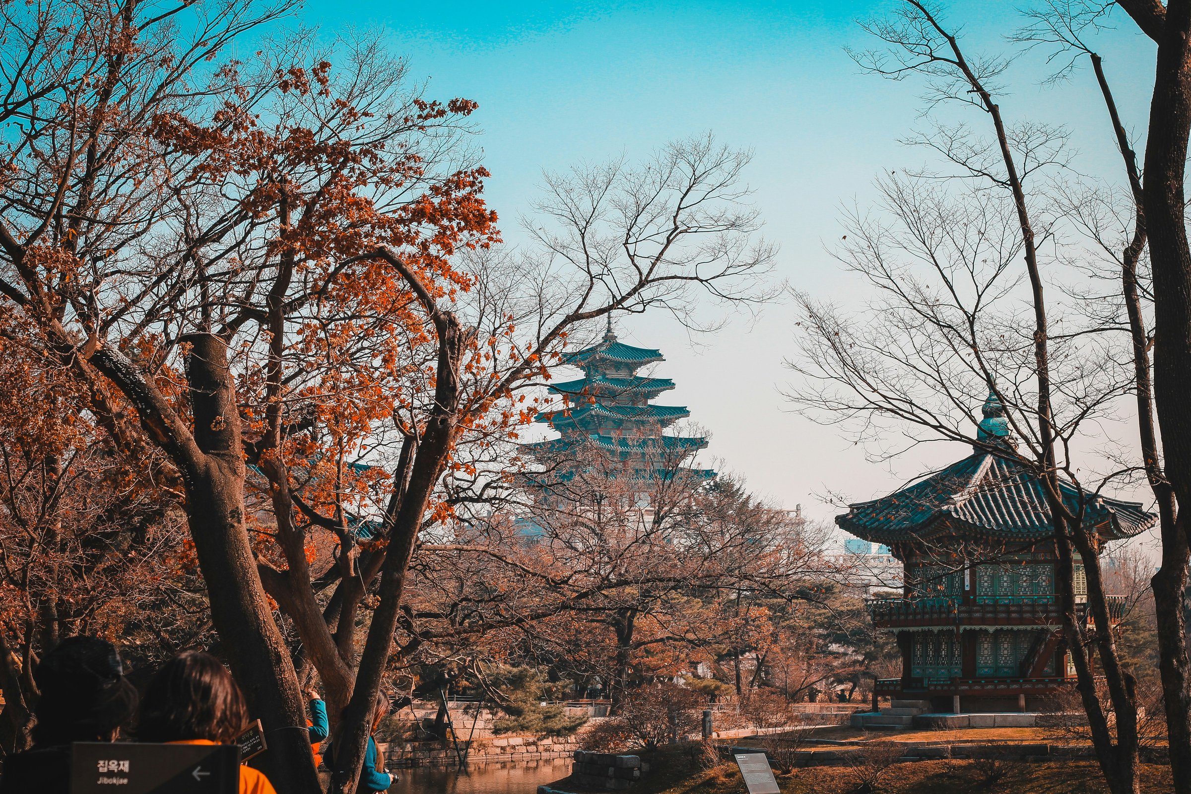 Paviliun Hyangwonjeong dan pagoda di Gyeongbokgung, Seoul, saat musim gugur