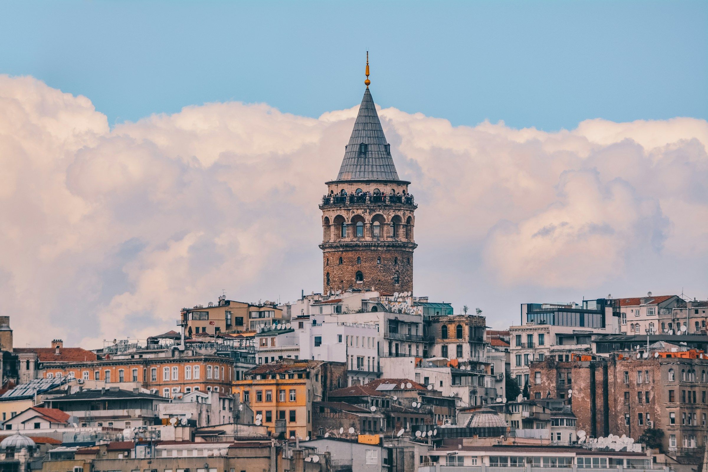 Menara Galata di Istanbul menjulang di atas atap kota tua