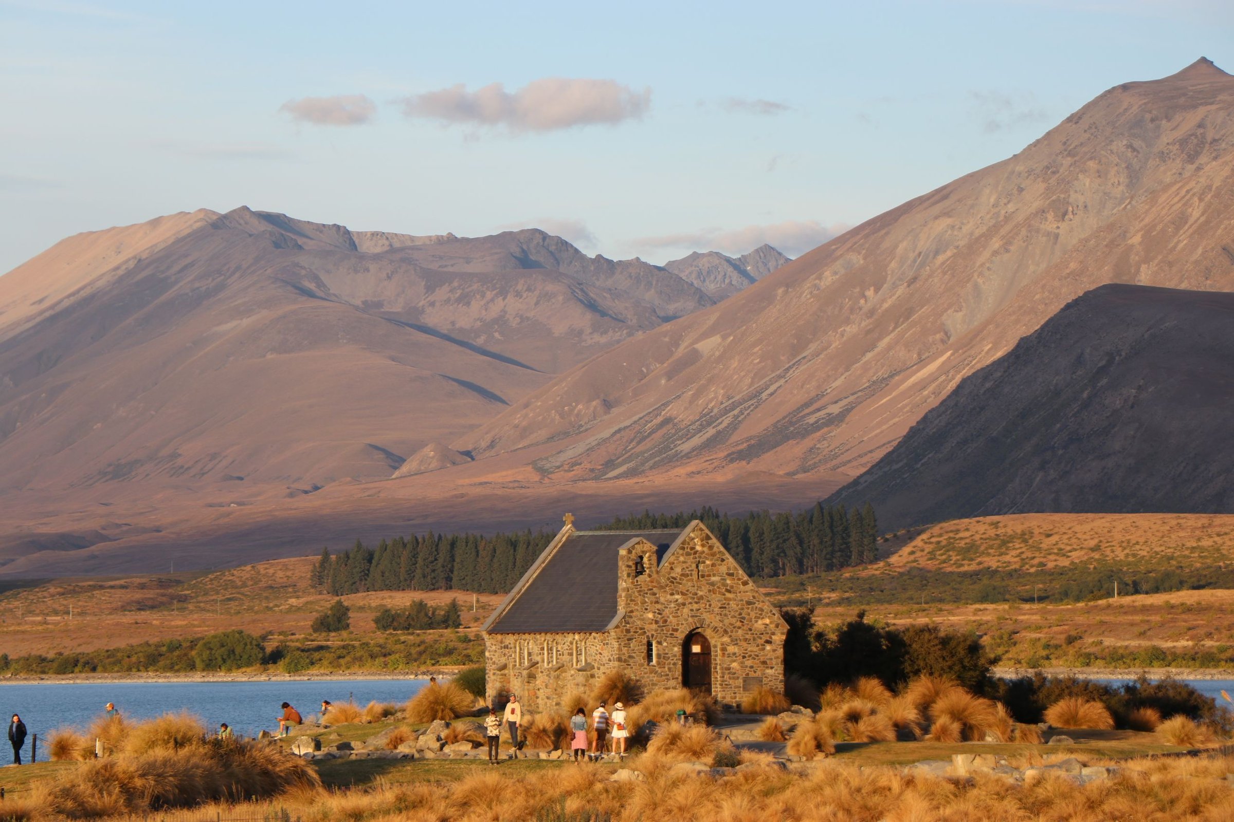 Keluarga Santoso: Foto keluarga di depan Church of the Good Shepherd, Lake Tekapo, air danau masih biru susu kalau pagi
