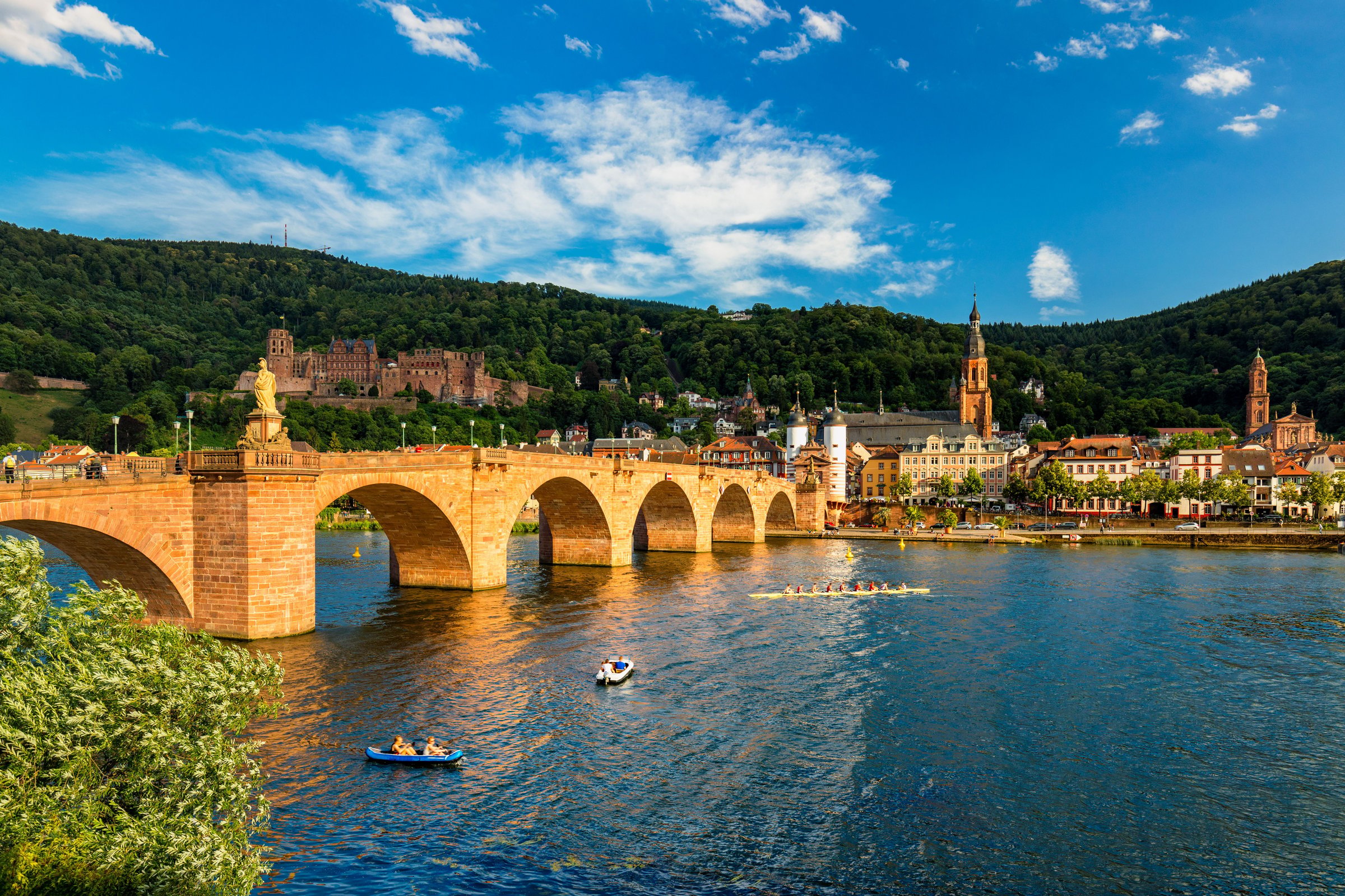 Old Bridge Heidelberg di atas Sungai Neckar dengan kastil merah di bukit di belakangnya