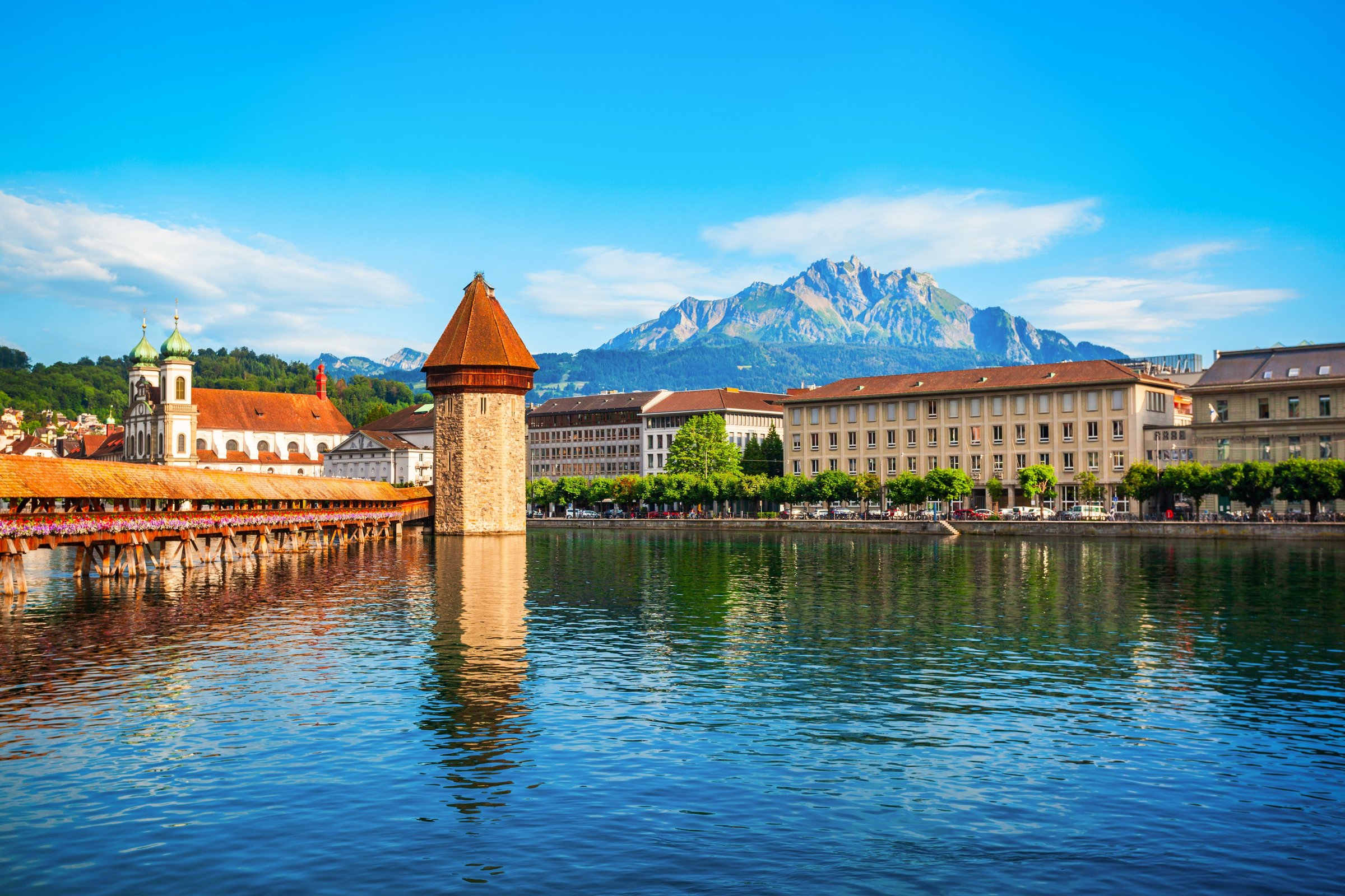 Chapel Bridge dan menara air tua di Sungai Reuss, Lucerne, Swiss