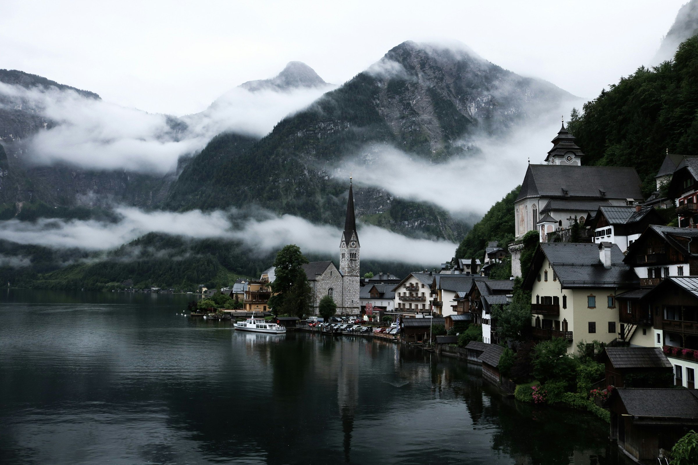 Desa Hallstatt di tepi danau dengan kabut pagi menyelimuti pegunungan Alpen.