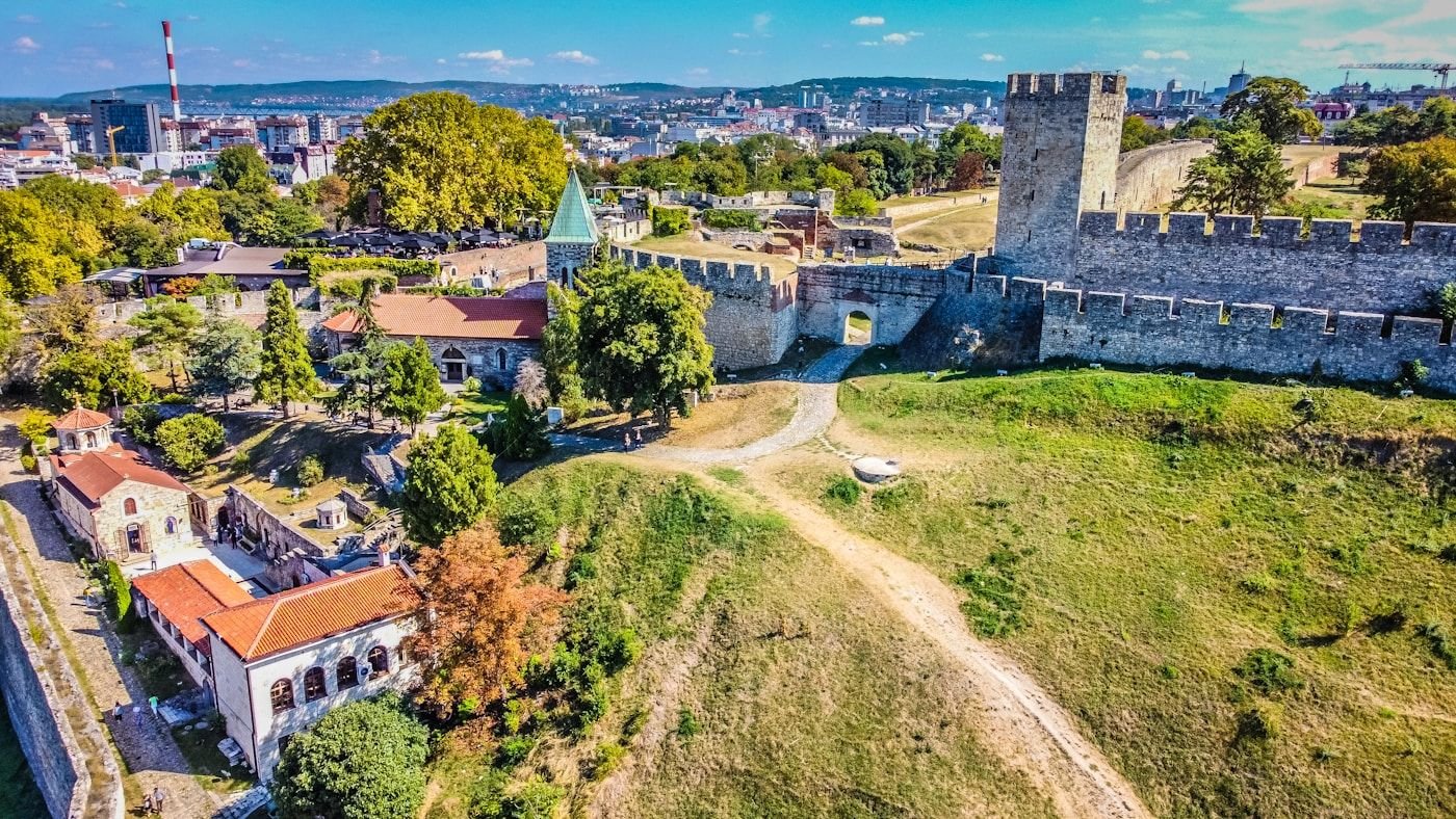 Pemandangan udara kota Belgrade dengan sungai dan atap-atap bangunan klasik Serbia