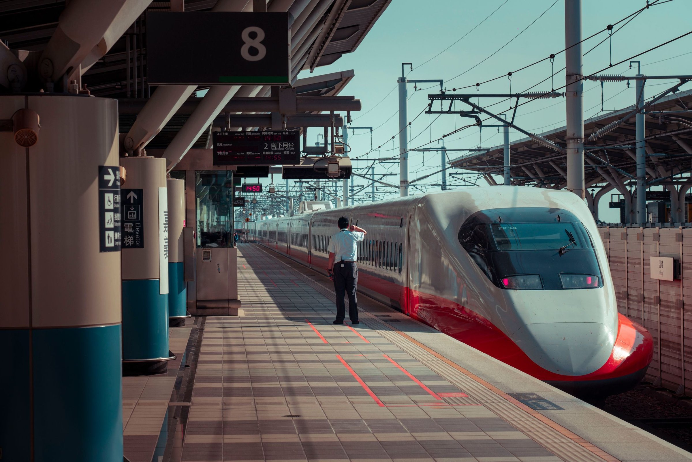 Kereta cepat China menunggu di peron stasiun