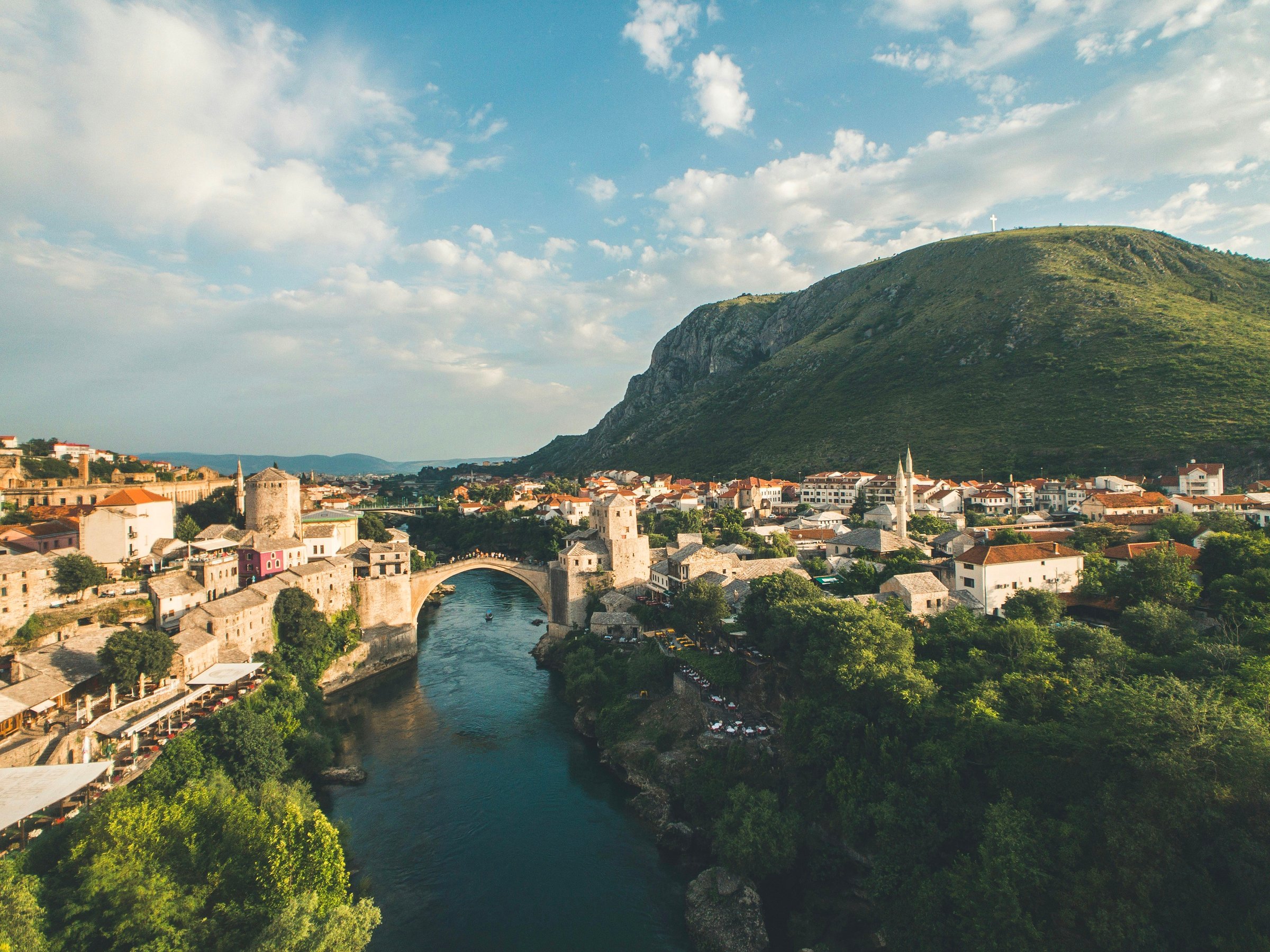 Stari Most Jembatan Tua Mostar Bosnia Herzegovina di atas Sungai Neretva