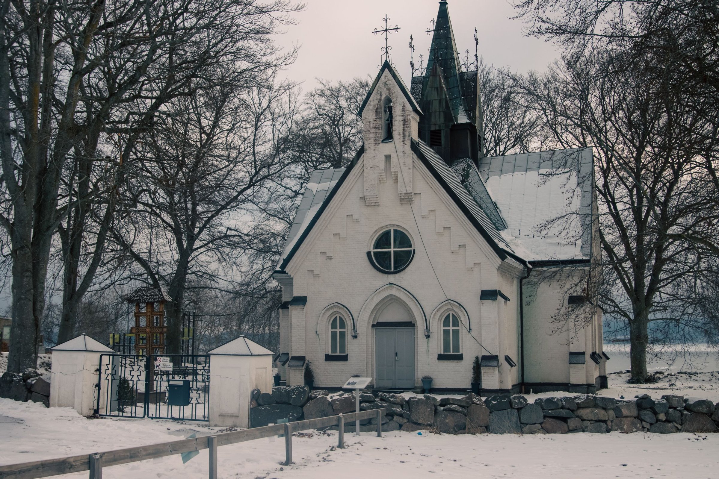 Gereja putih bersejarah dikelilingi salju di Swedia utara.