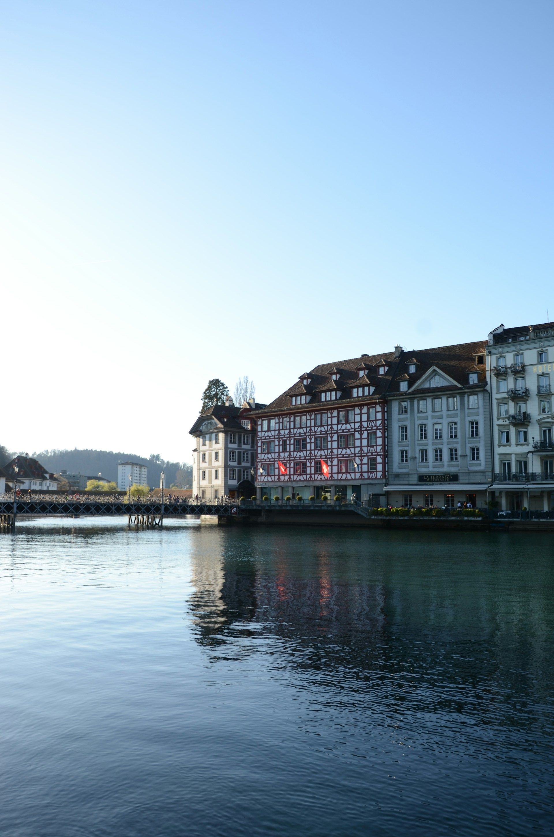 Rumah tua bercat di tepi Sungai Reuss, Old Town Lucerne, Swiss