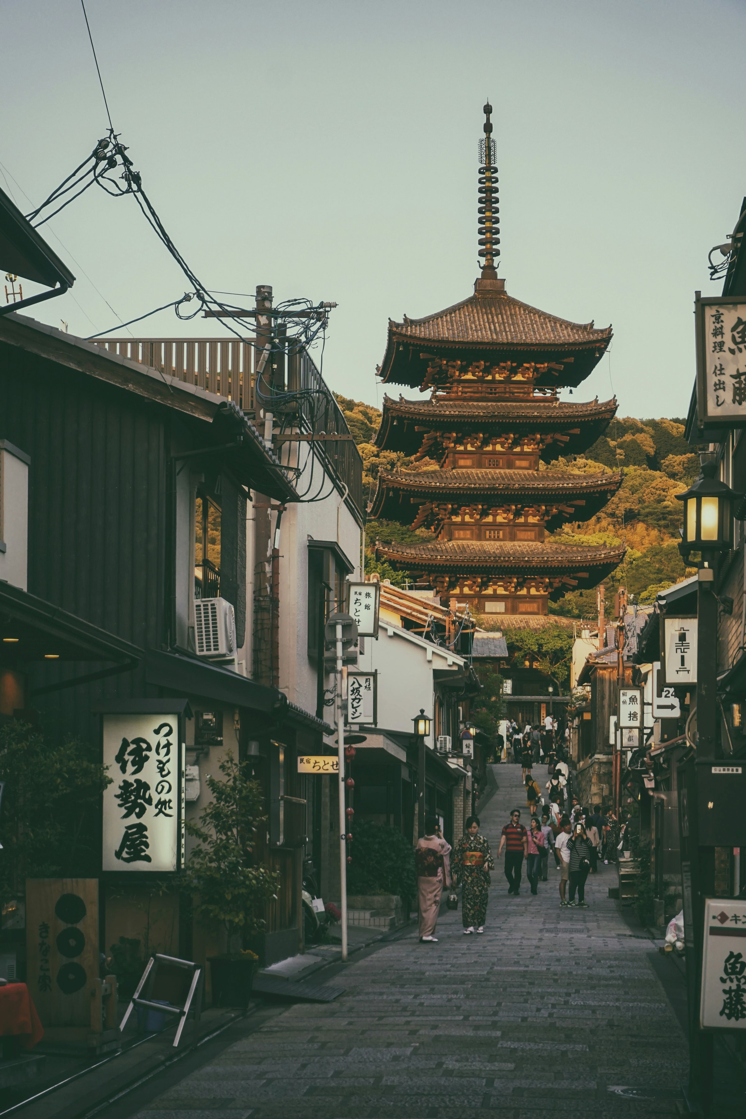 Jalan tradisional Higashiyama dengan pagoda Yasaka, Kyoto